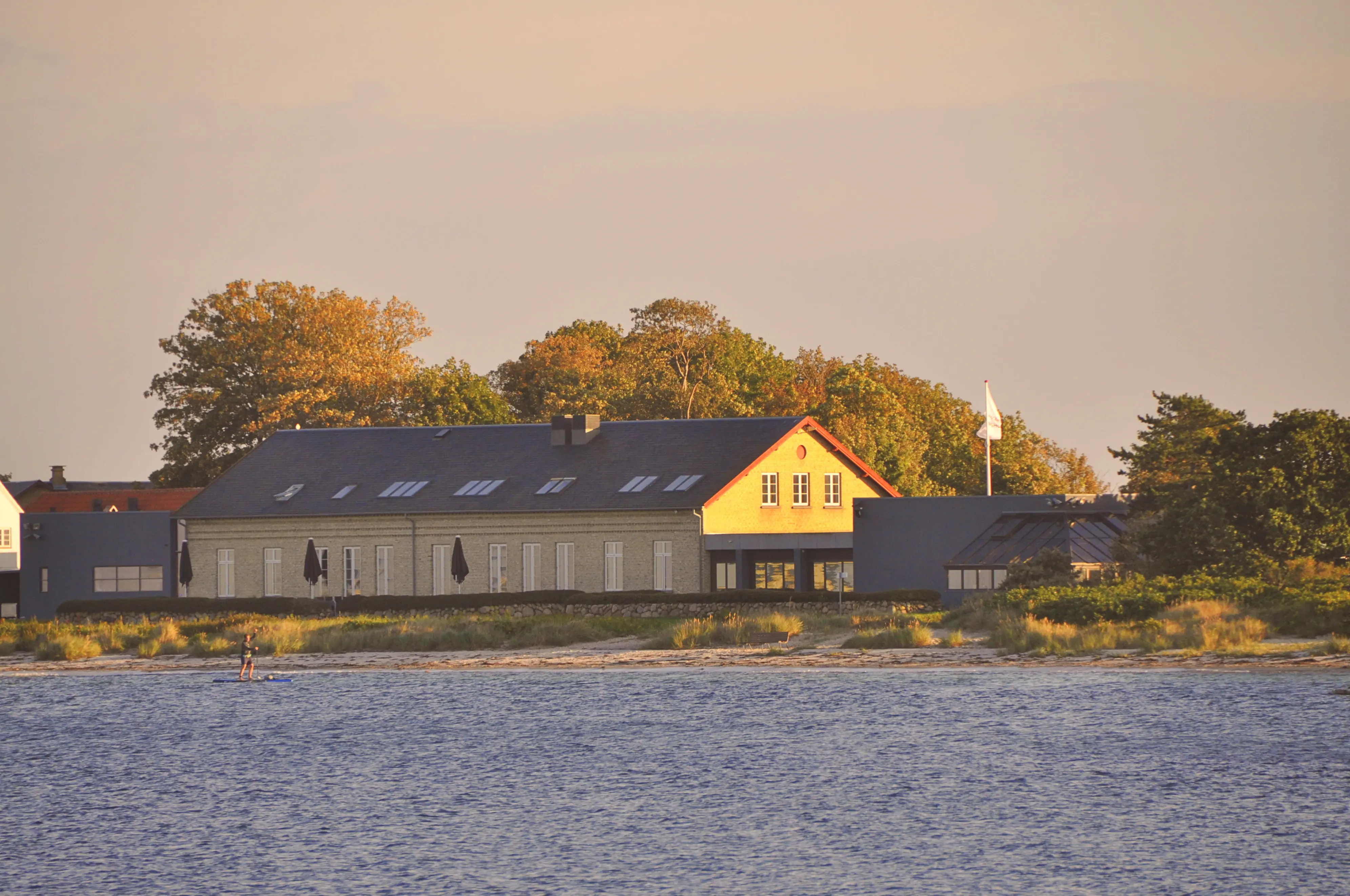 Billede af Knudshoved Station set fra havsiden.