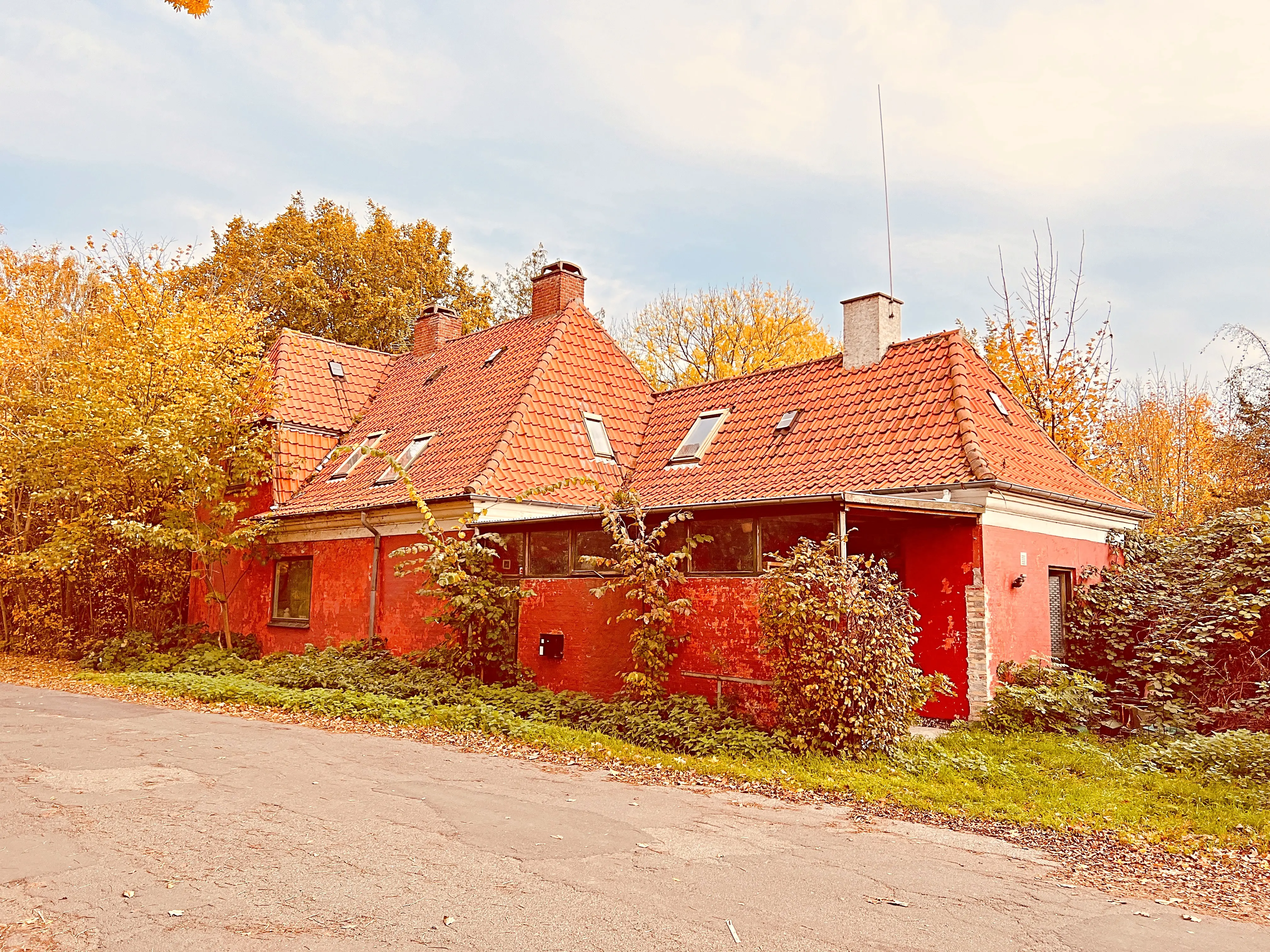 Billede af Harpelunde Station set fra vejsiden.