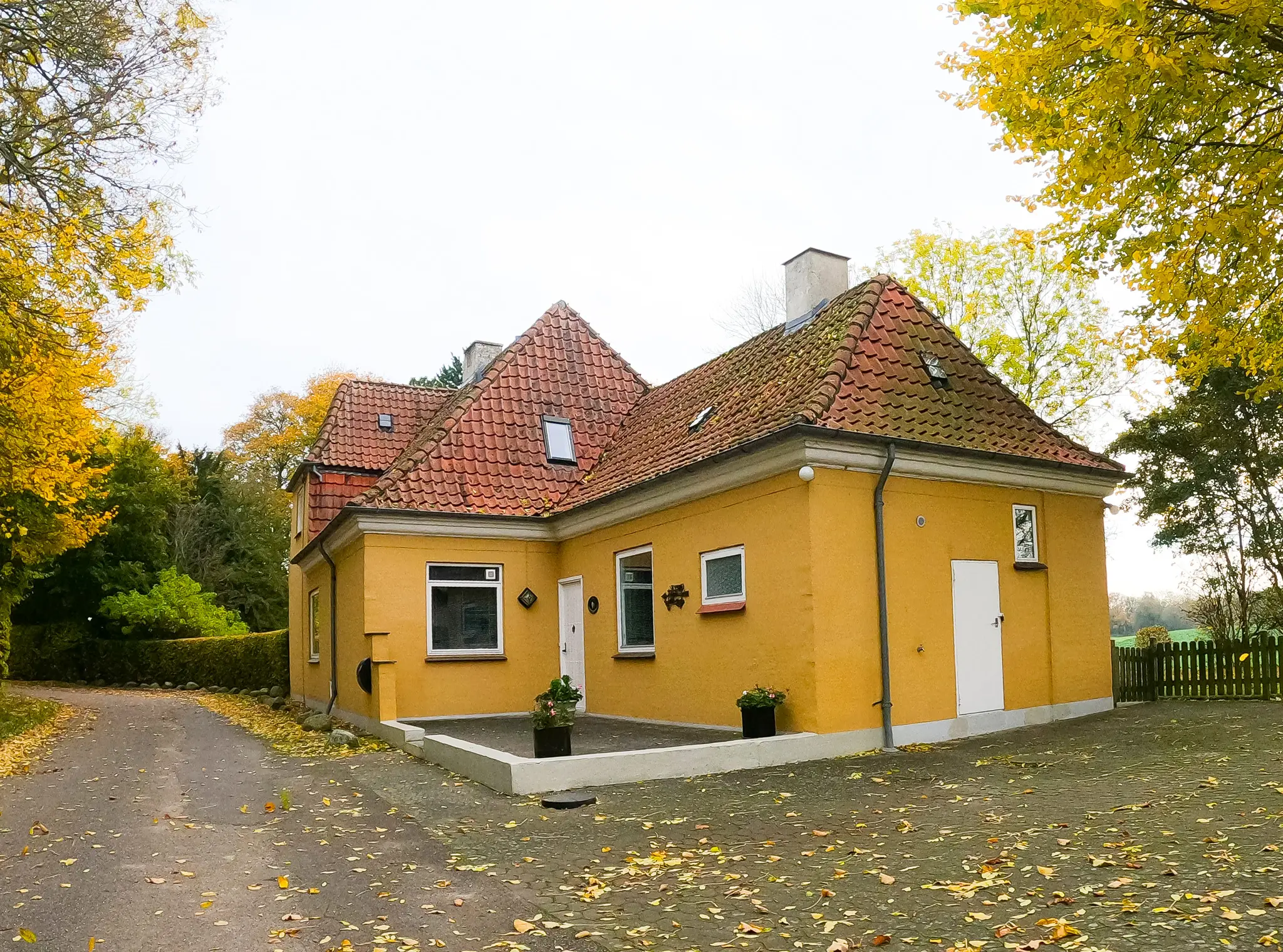 Billede af Svinsbjerg Station set fra vejsiden.