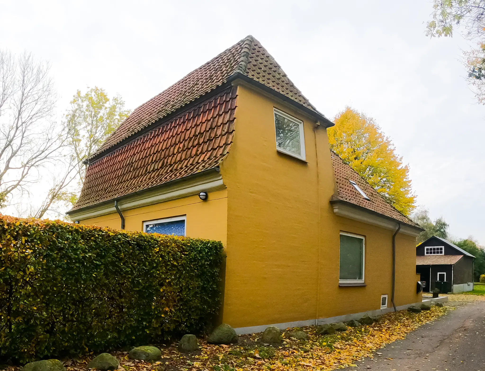 Billede af Svinsbjerg Station set fra vejsiden.