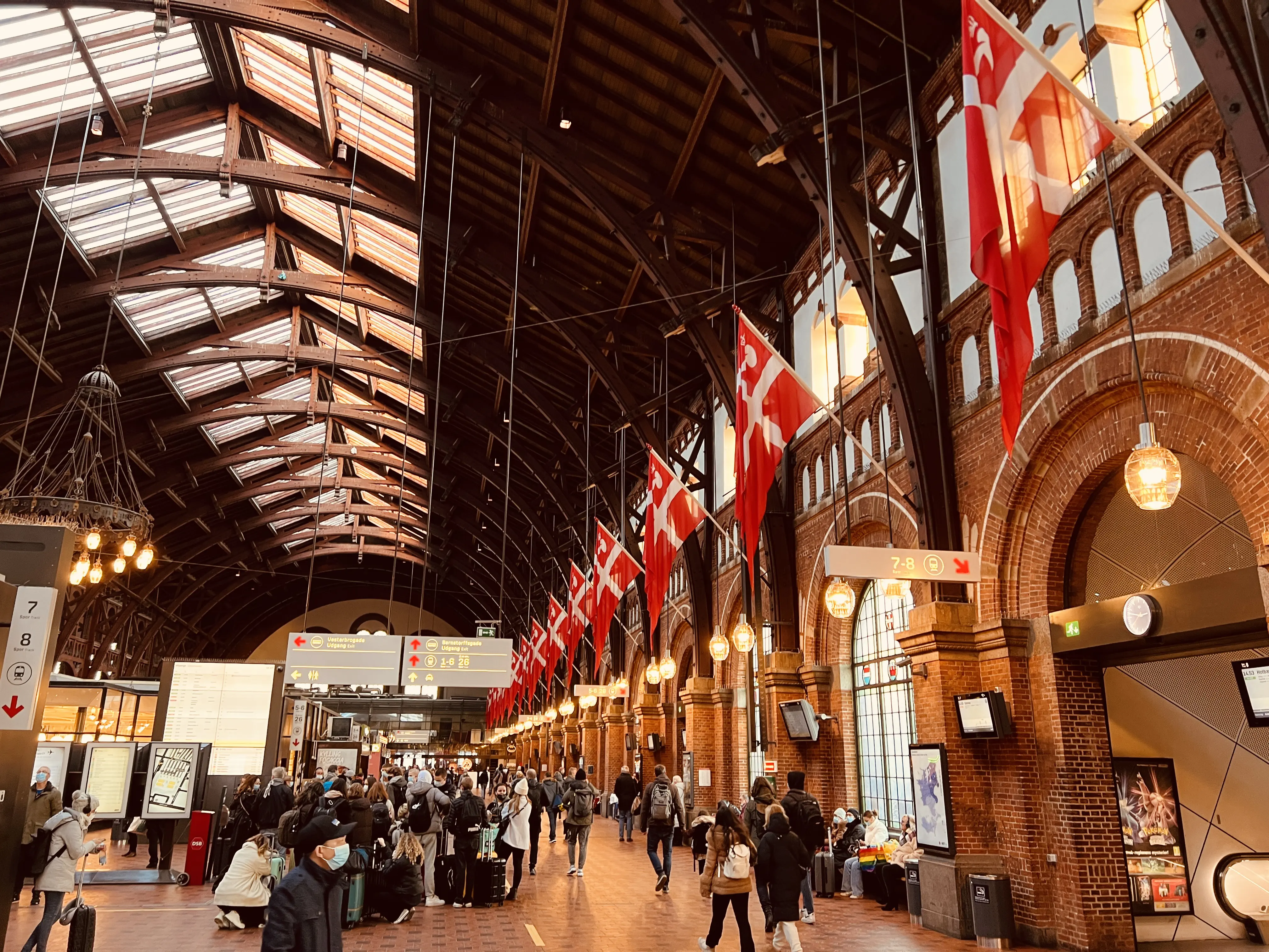 Billede af København Hovedbanegård med flag. Billede af København Hovedbanegård med flag.