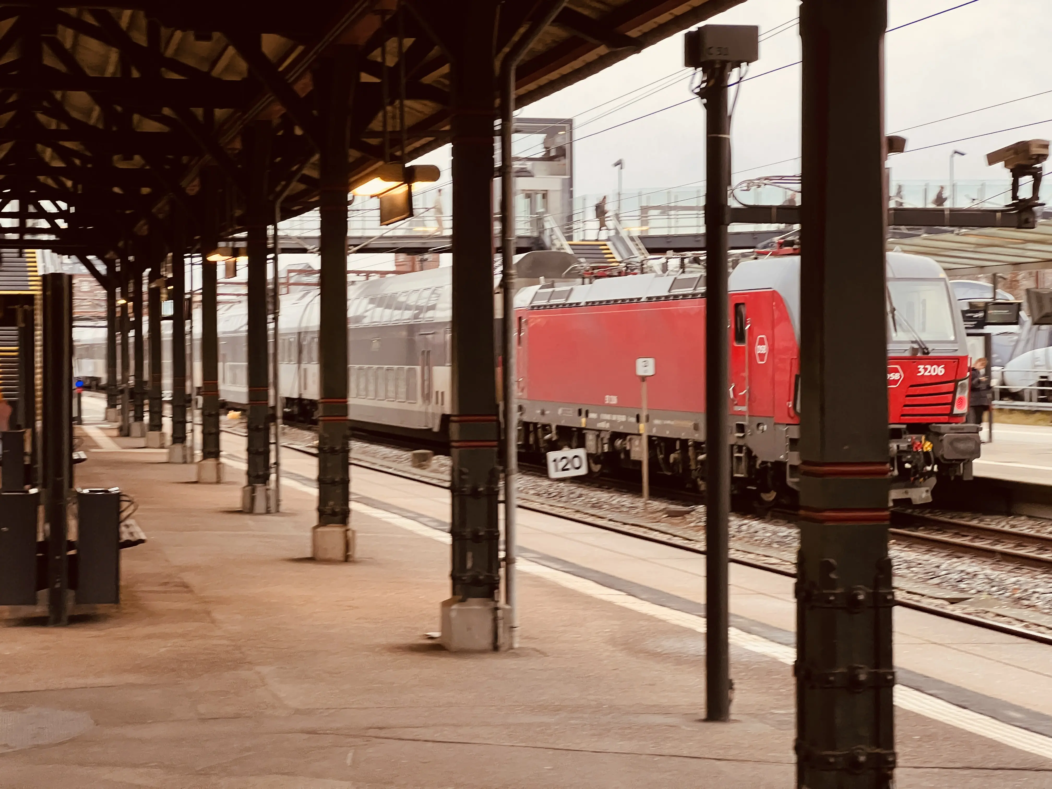 Billede af Vectron EB 3206, der kører ind på Østerport Station. Billede af Vectron EB 3206, der kører ind på Østerport Station.