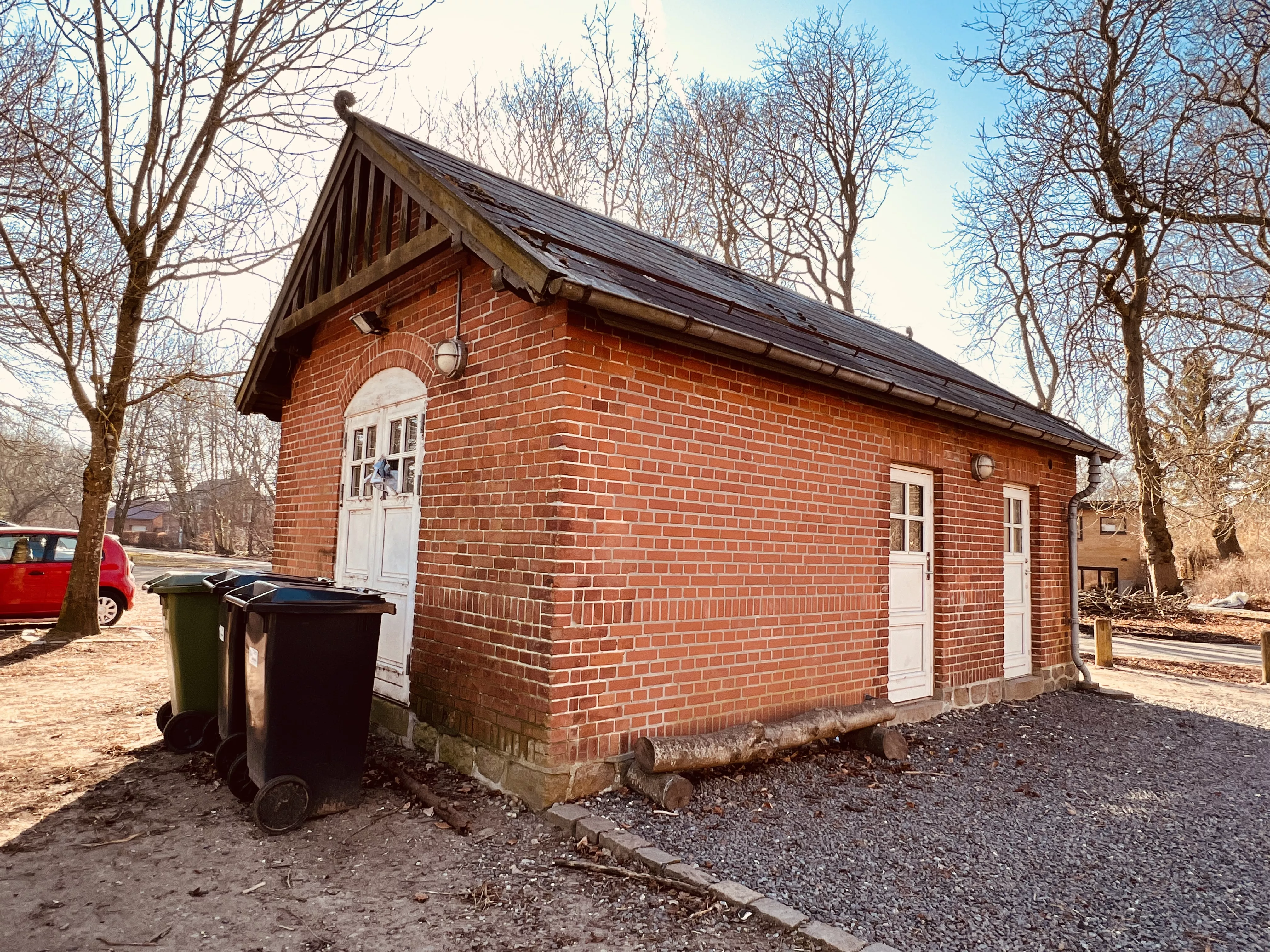 Billede af Stavtrup Stations retirade. Billede af Stavtrup Stations retirade.