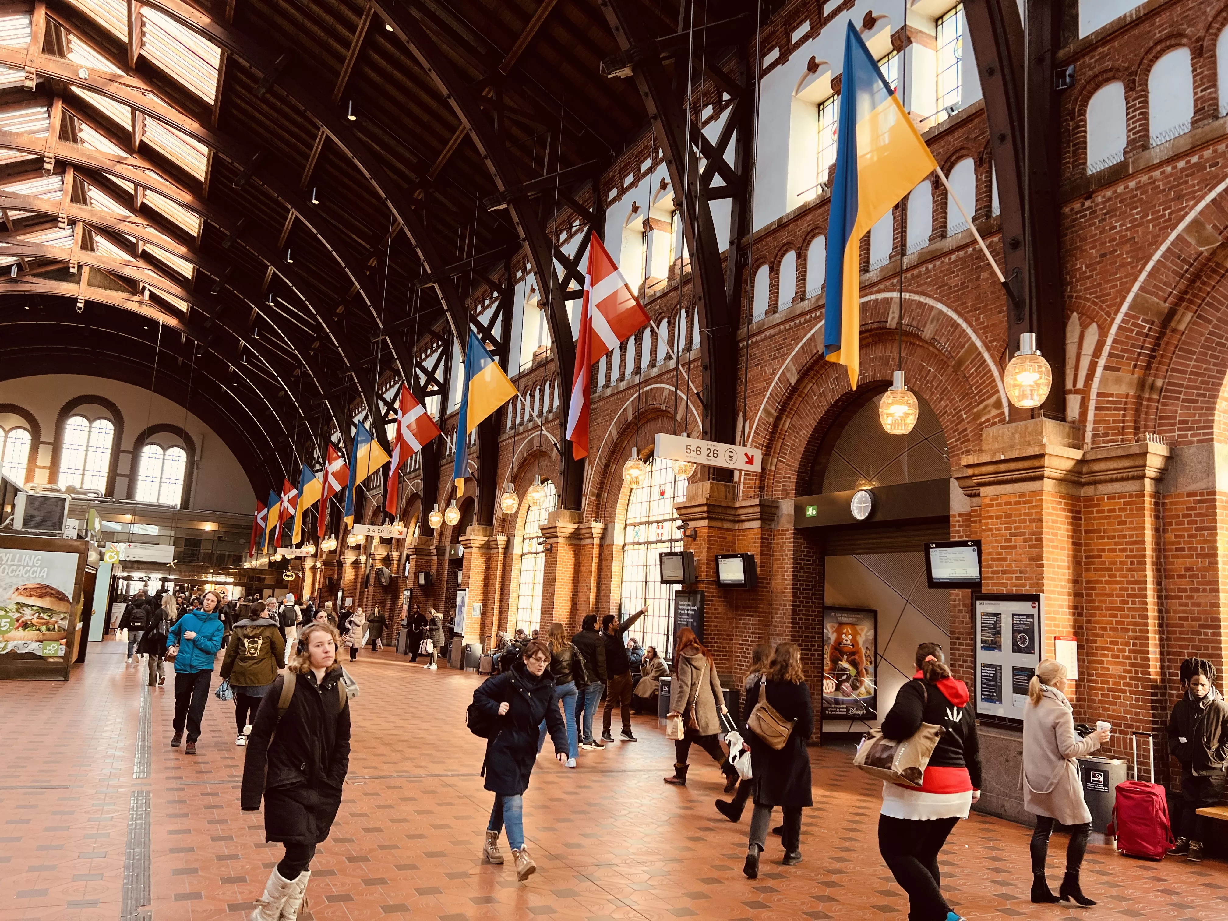 Billede af København Hovedbanegård - der flagres med det Ukrainske flag for at vise støtte til det Ukrainske folk, som er kommet i krig. Billede af København Hovedbanegård - der flagres med det Ukrainske flag for at vise støtte til det Ukrainske folk, som er kommet i krig.
