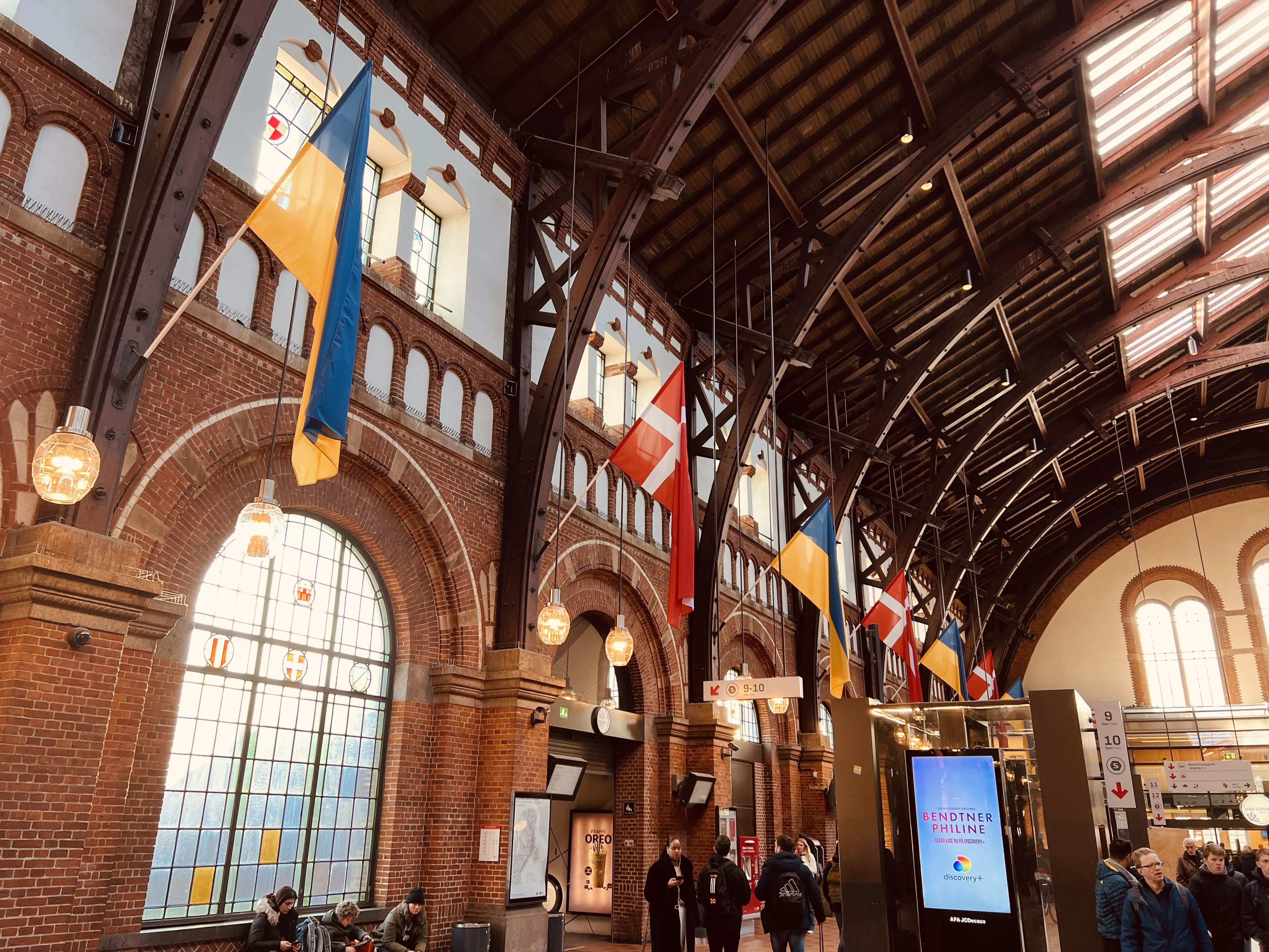 Billede af København Hovedbanegård - der flagres med det Ukrainske flag for at vise støtte til det Ukrainske folk, som er kommet i krig. Billede af København Hovedbanegård - der flagres med det Ukrainske flag for at vise støtte til det Ukrainske folk, som er kommet i krig.