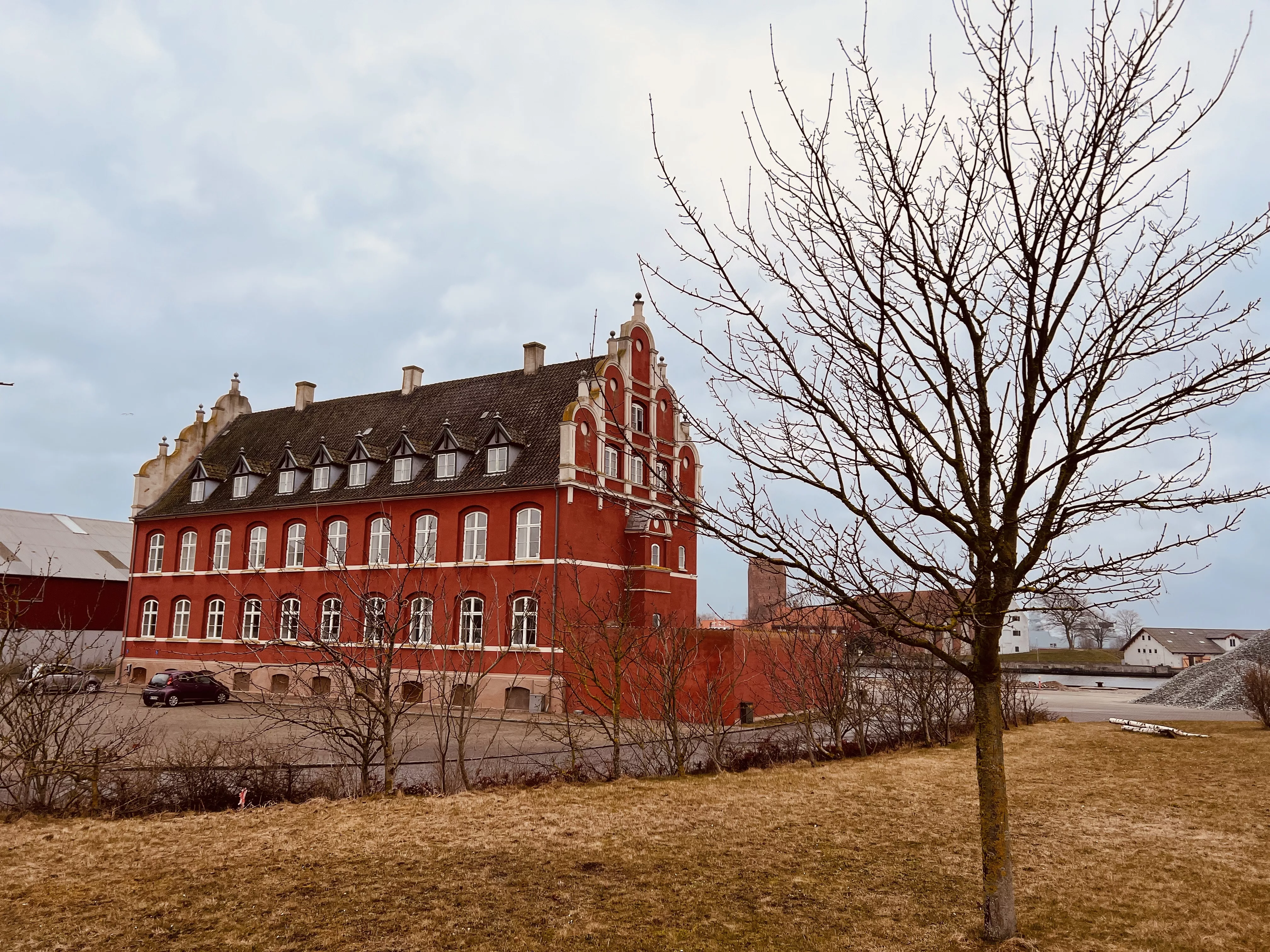 Billede af Korsør Station - Station er nedrevet, men Korsør Station har ligget her til venstre for den røde bygning. Billede af Korsør Station - Station er nedrevet, men Korsør Station har ligget her til venstre for den røde bygning.