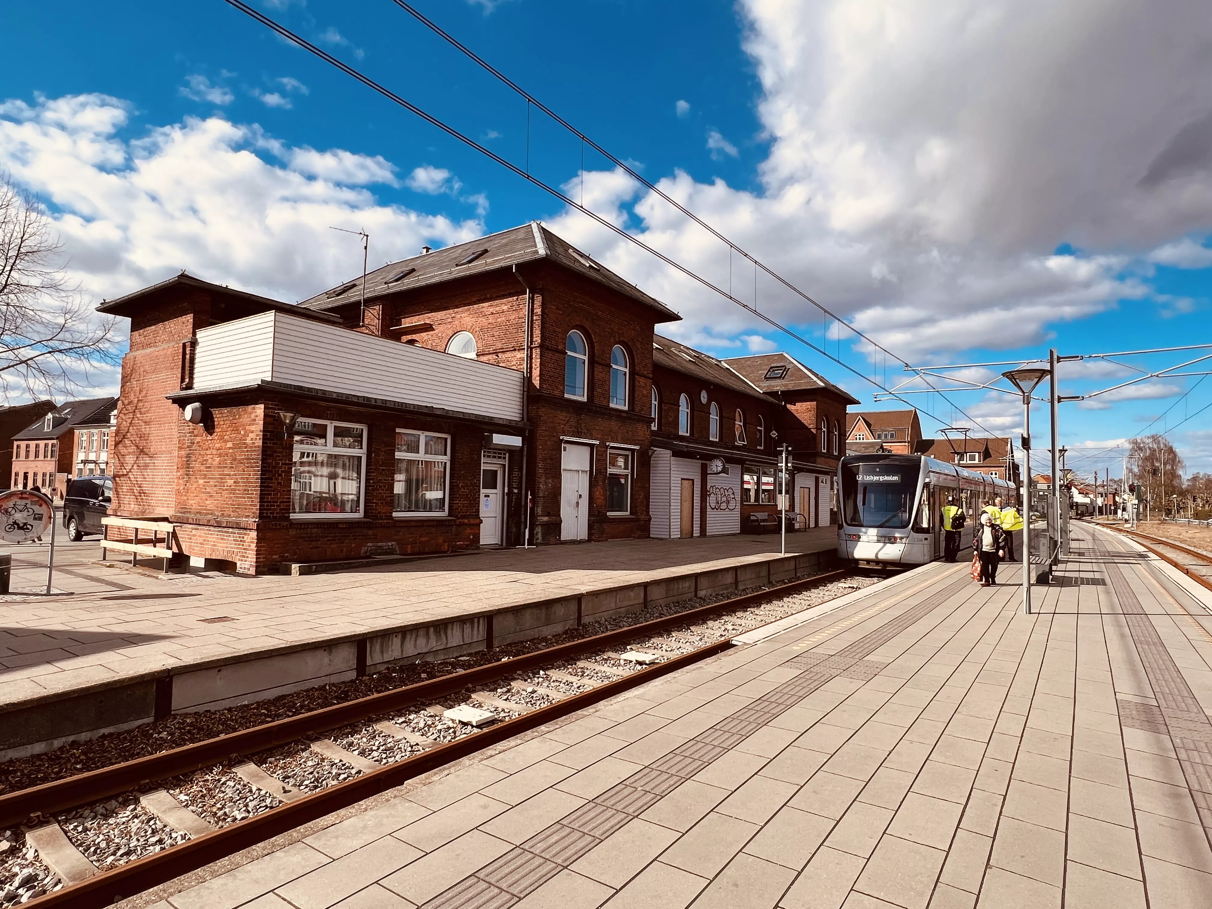 Billede af letbanetog ud for Odder Station. Billede af letbanetog ud for Odder Station.