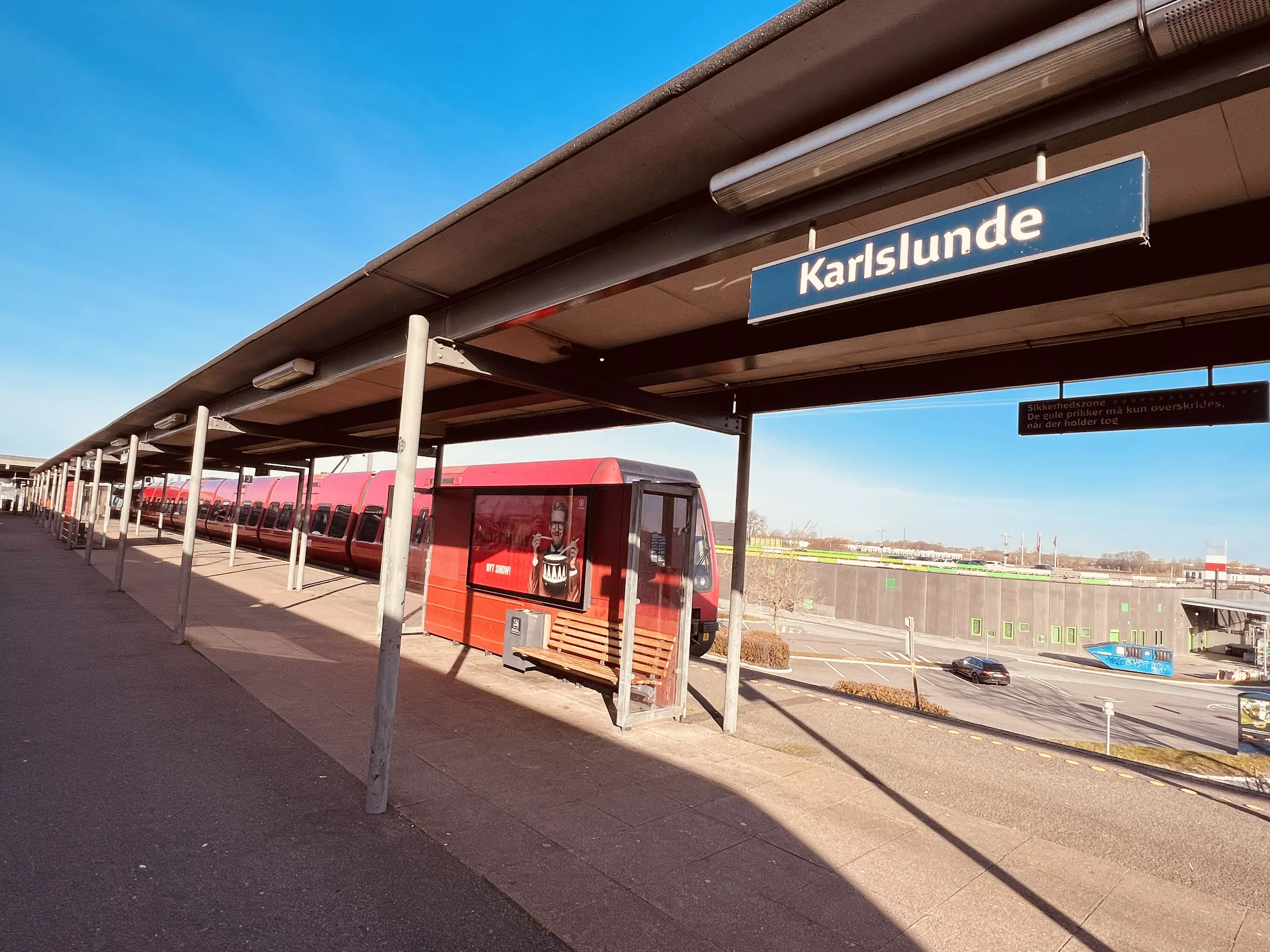 Billede af tog ud for Karlslunde S-togstrinbræt. Billede af tog ud for Karlslunde S-togstrinbræt.