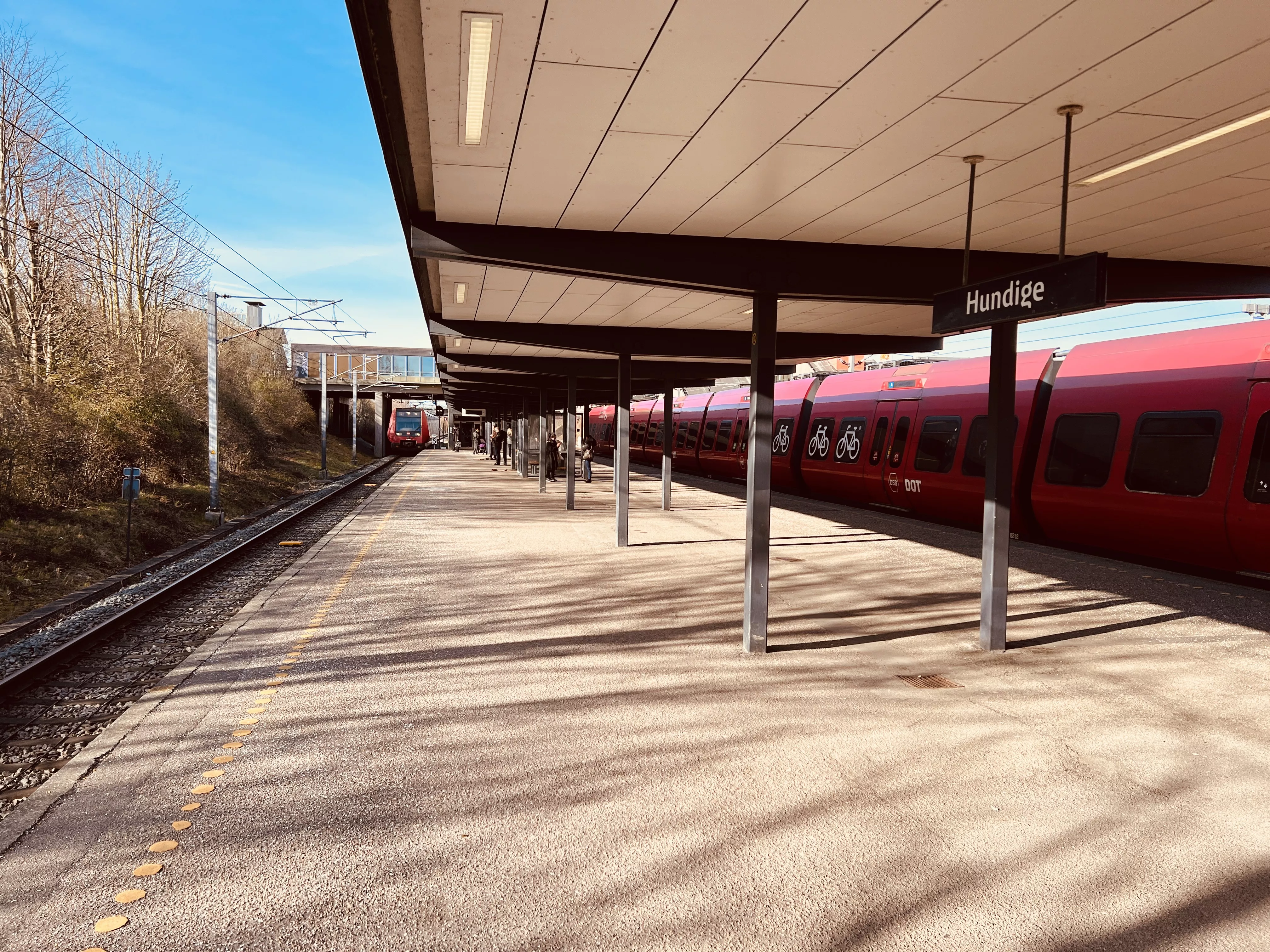 Billede af tog ud for Hundige S-togsstation. Billede af tog ud for Hundige S-togsstation.