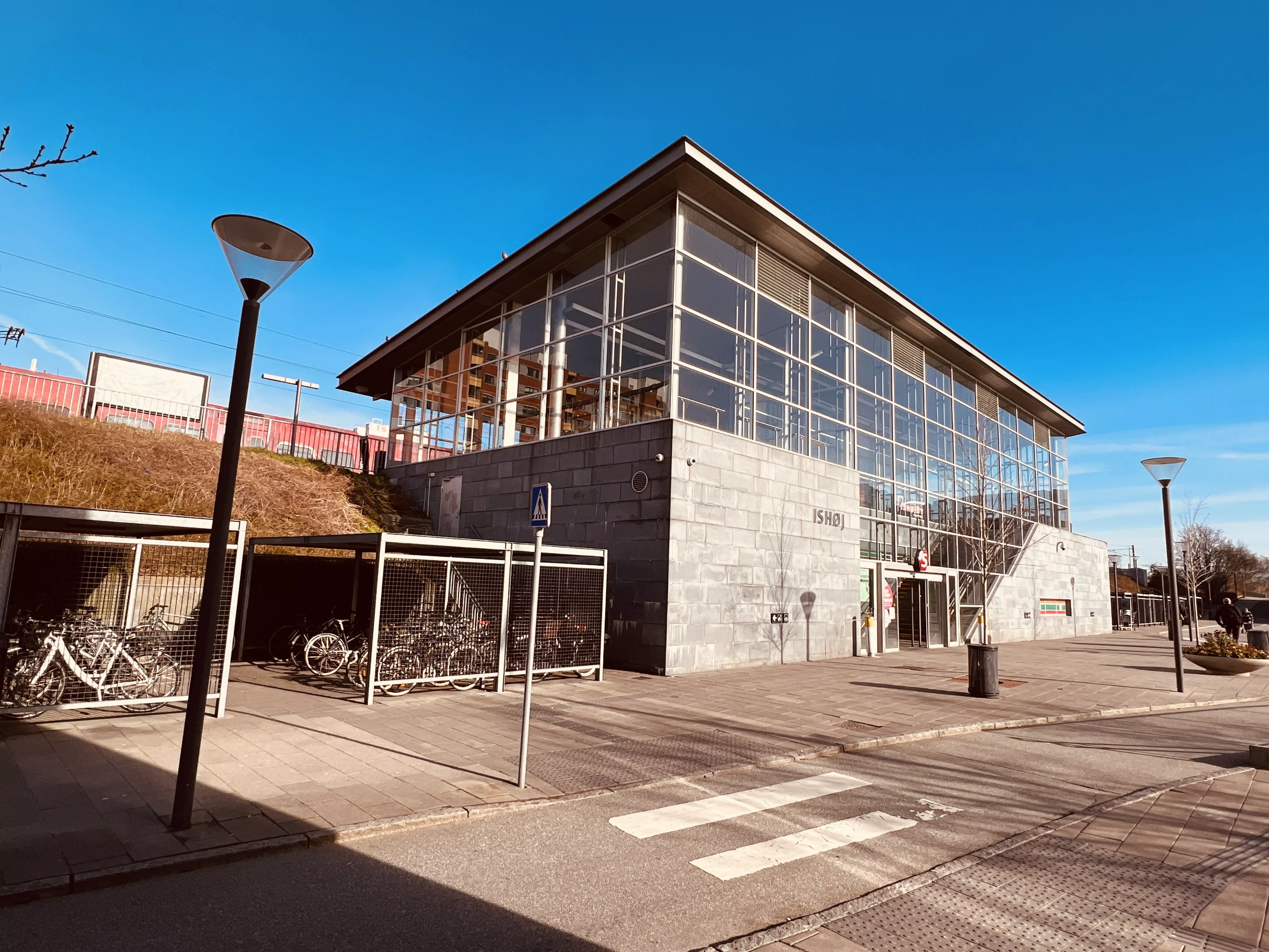 Billede af Ishøj S-togsstation. Billede af Ishøj S-togsstation.