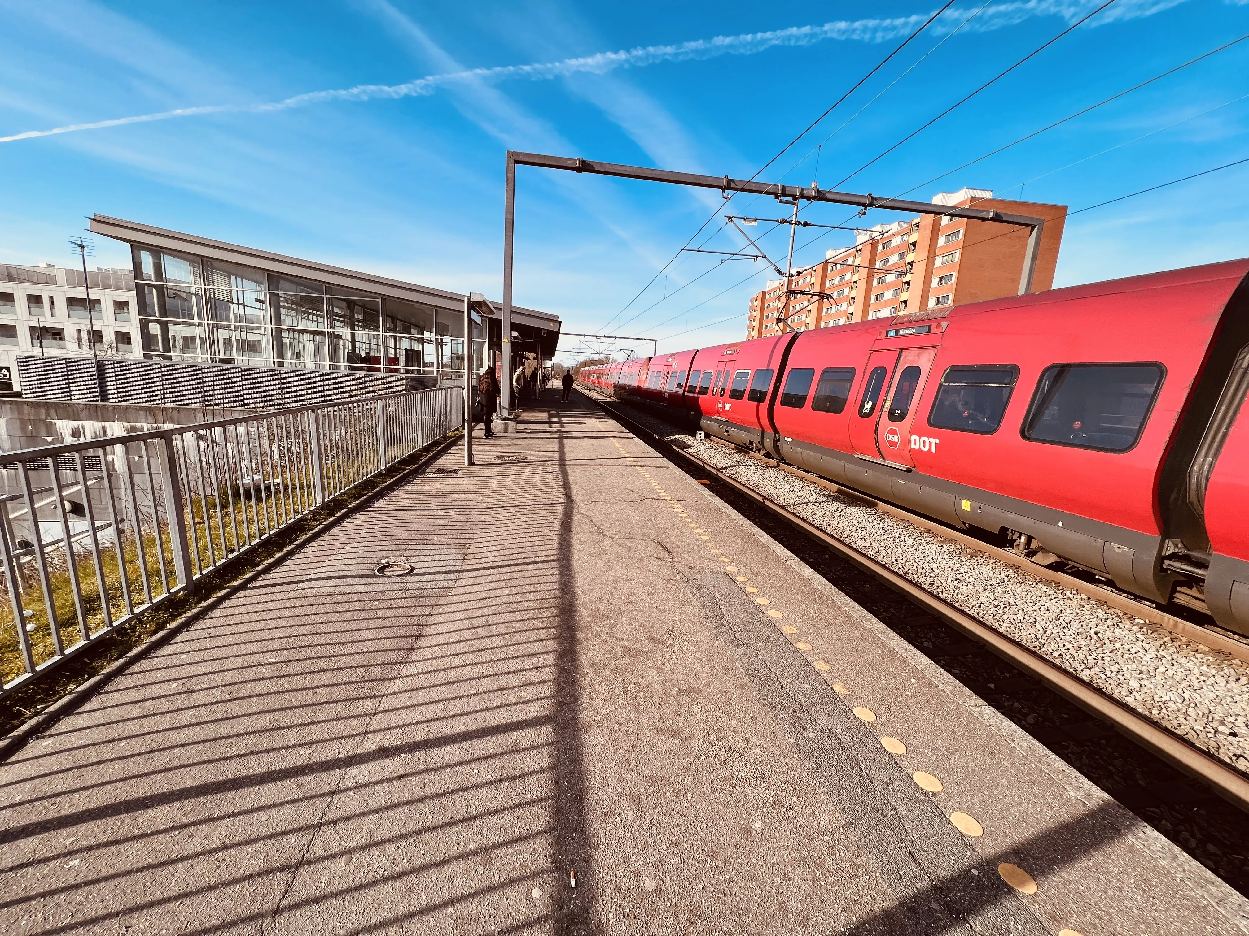 Billede af tog ud for Ishøj S-togsstation. Billede af tog ud for Ishøj S-togsstation.