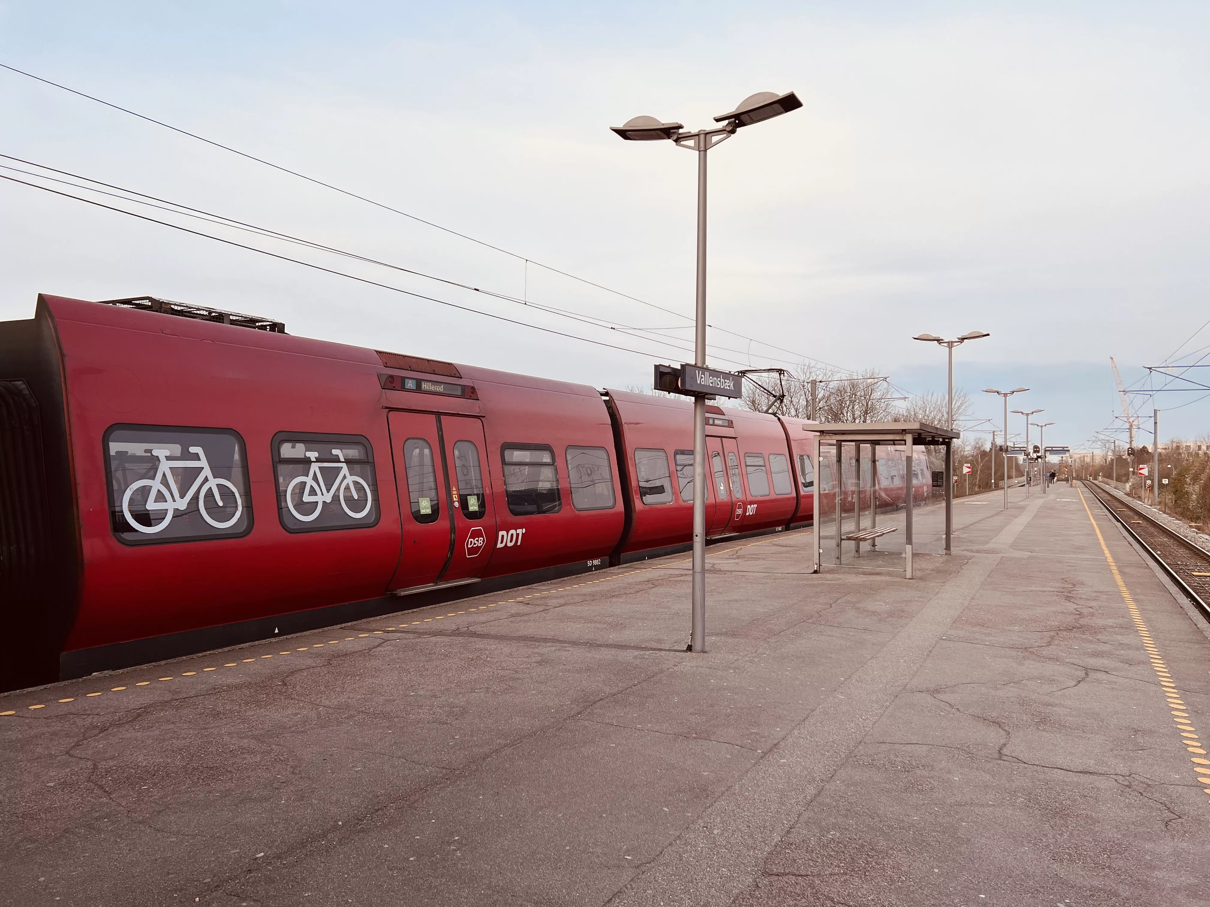 Billede af tog ud for Vallensbæk S-togsstation.