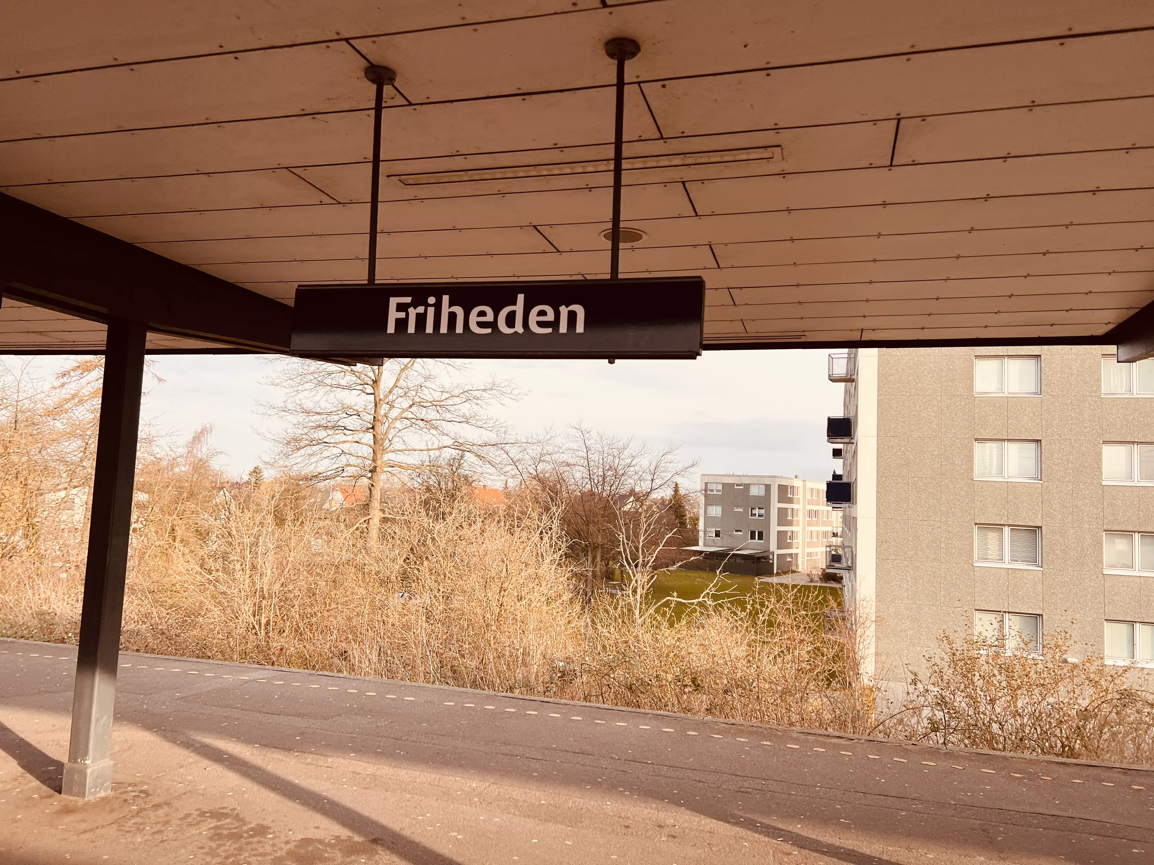 Billede af Friheden S-togstrinbræt. Billede af Friheden S-togstrinbræt.
