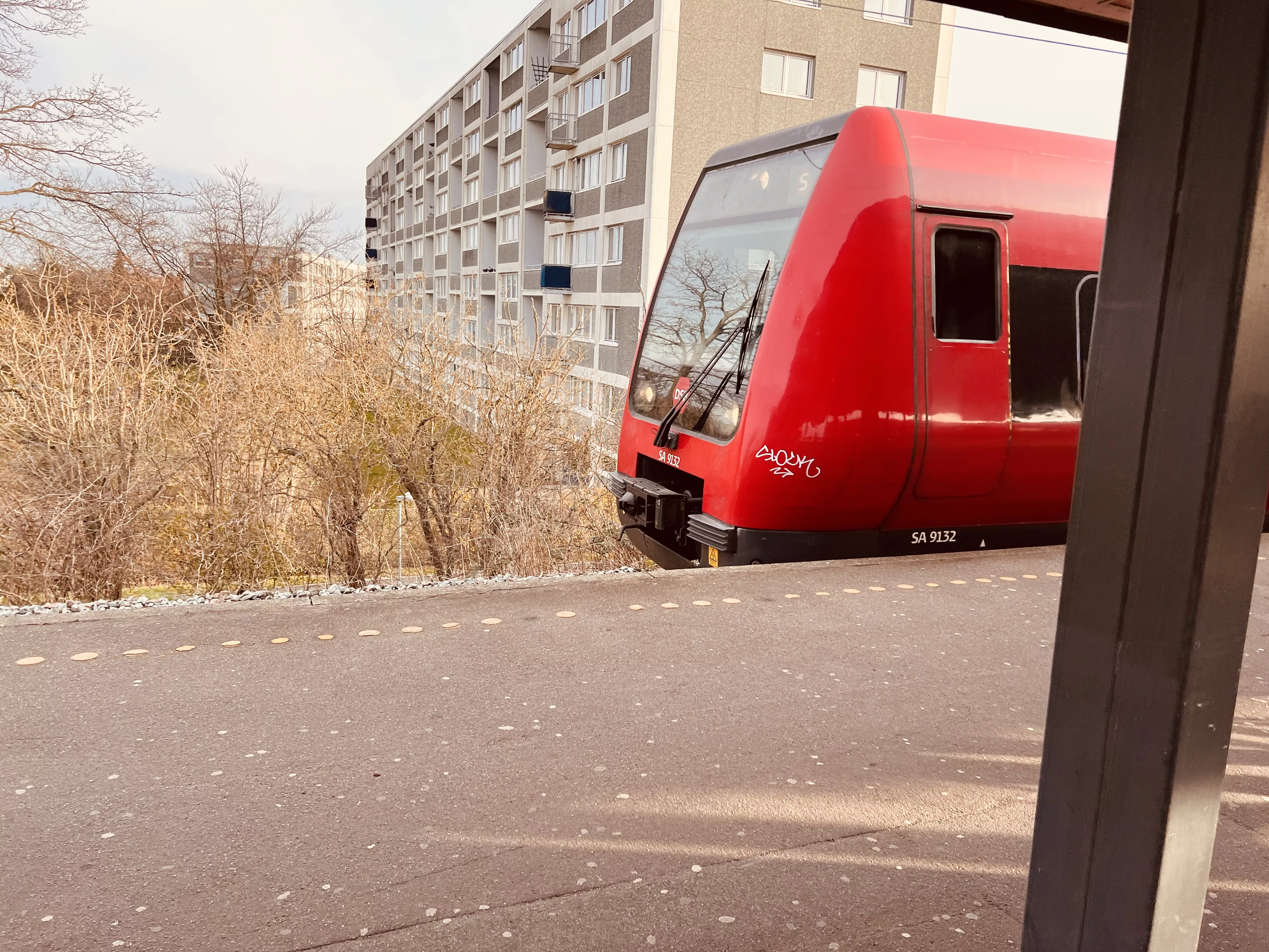 Billede af tog ud for Friheden S-togstrinbræt. Billede af tog ud for Friheden S-togstrinbræt.