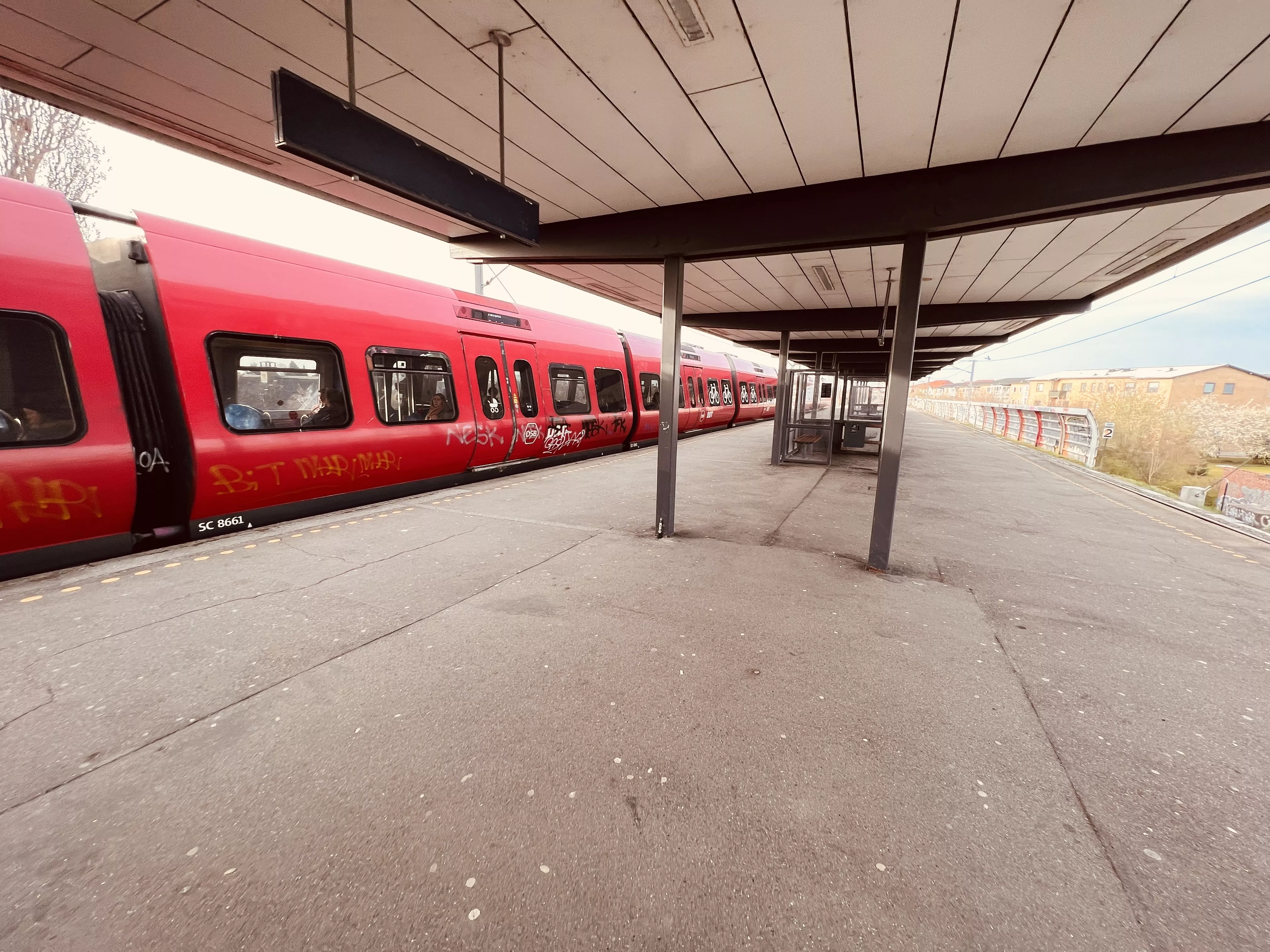 Billede af tog ud for Åmarken S-togstrinbræt. Billede af tog ud for Åmarken S-togstrinbræt.