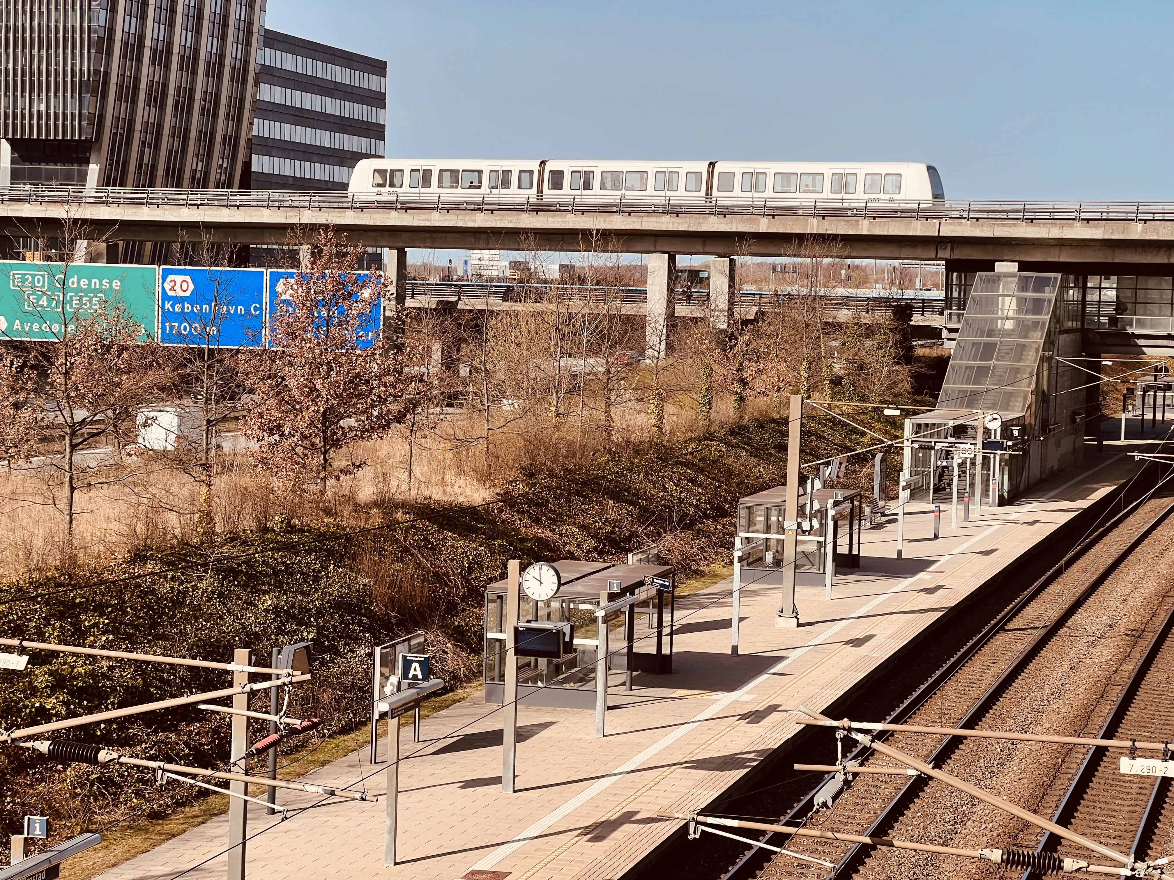 Billede af metrotoget ud for Ørestad Trinbræt. Billede af metrotoget ud for Ørestad Trinbræt.
