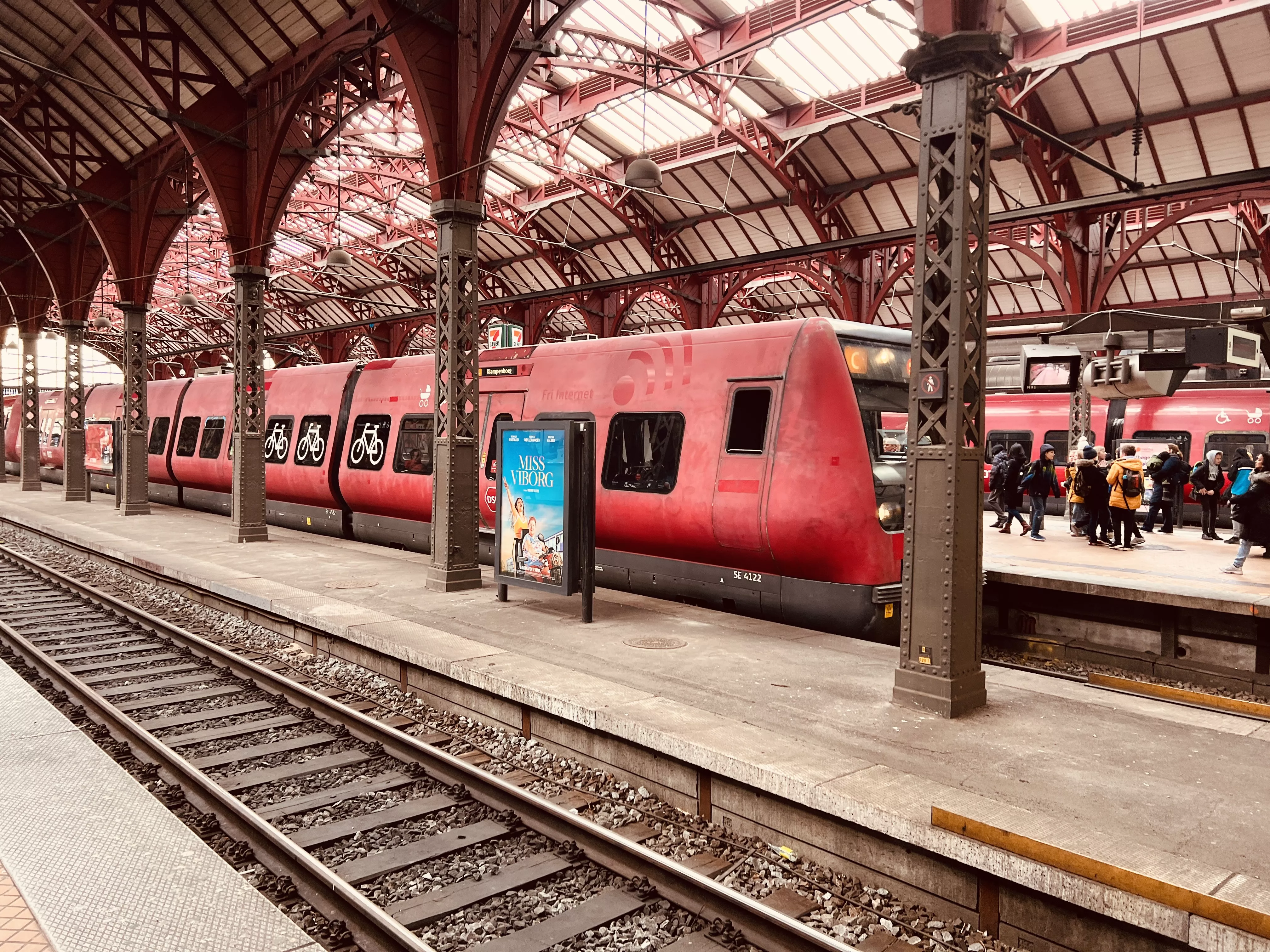 Billede af DSB SE 4122 fotograferet ud for København Hovedbanegård. Billede af DSB SE 4122 fotograferet ud for København Hovedbanegård.