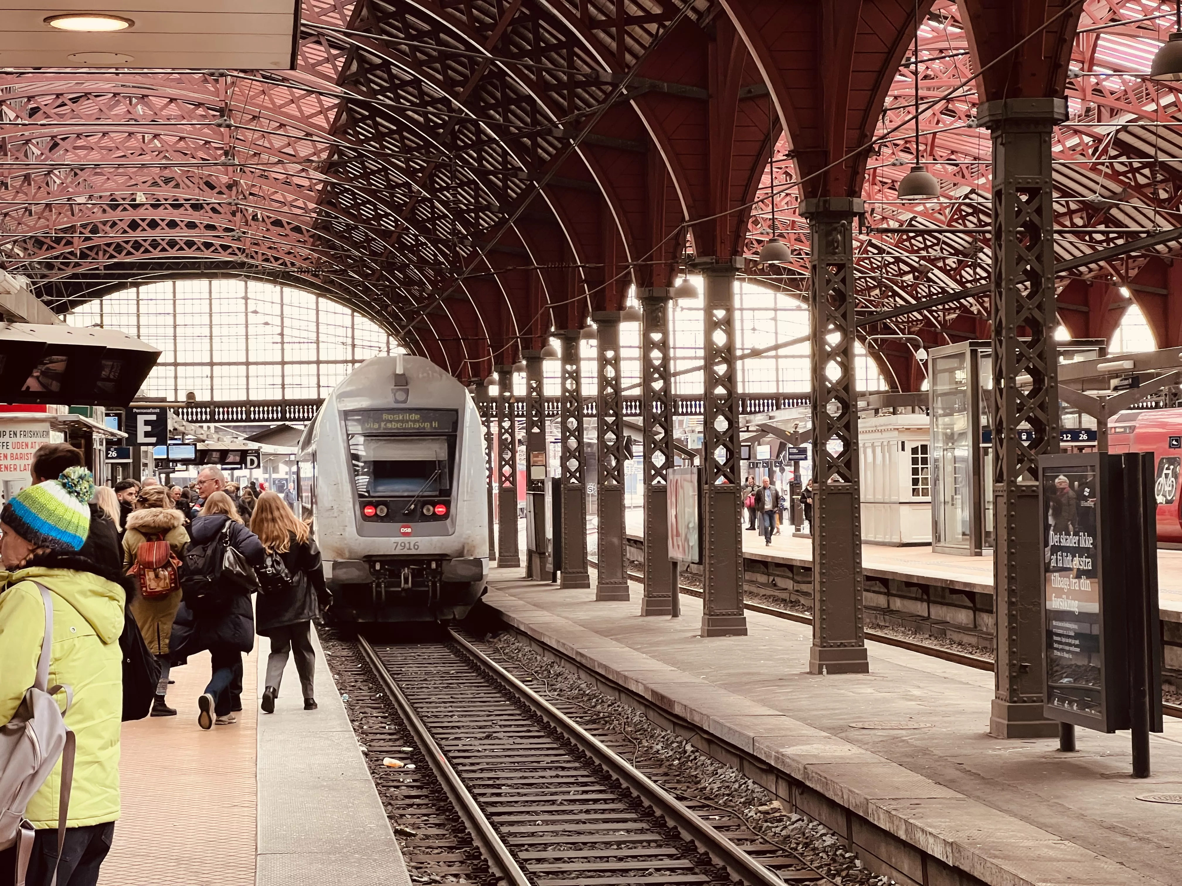 Billede af tog ud for København Hovedbanegård. Billede af tog ud for København Hovedbanegård.