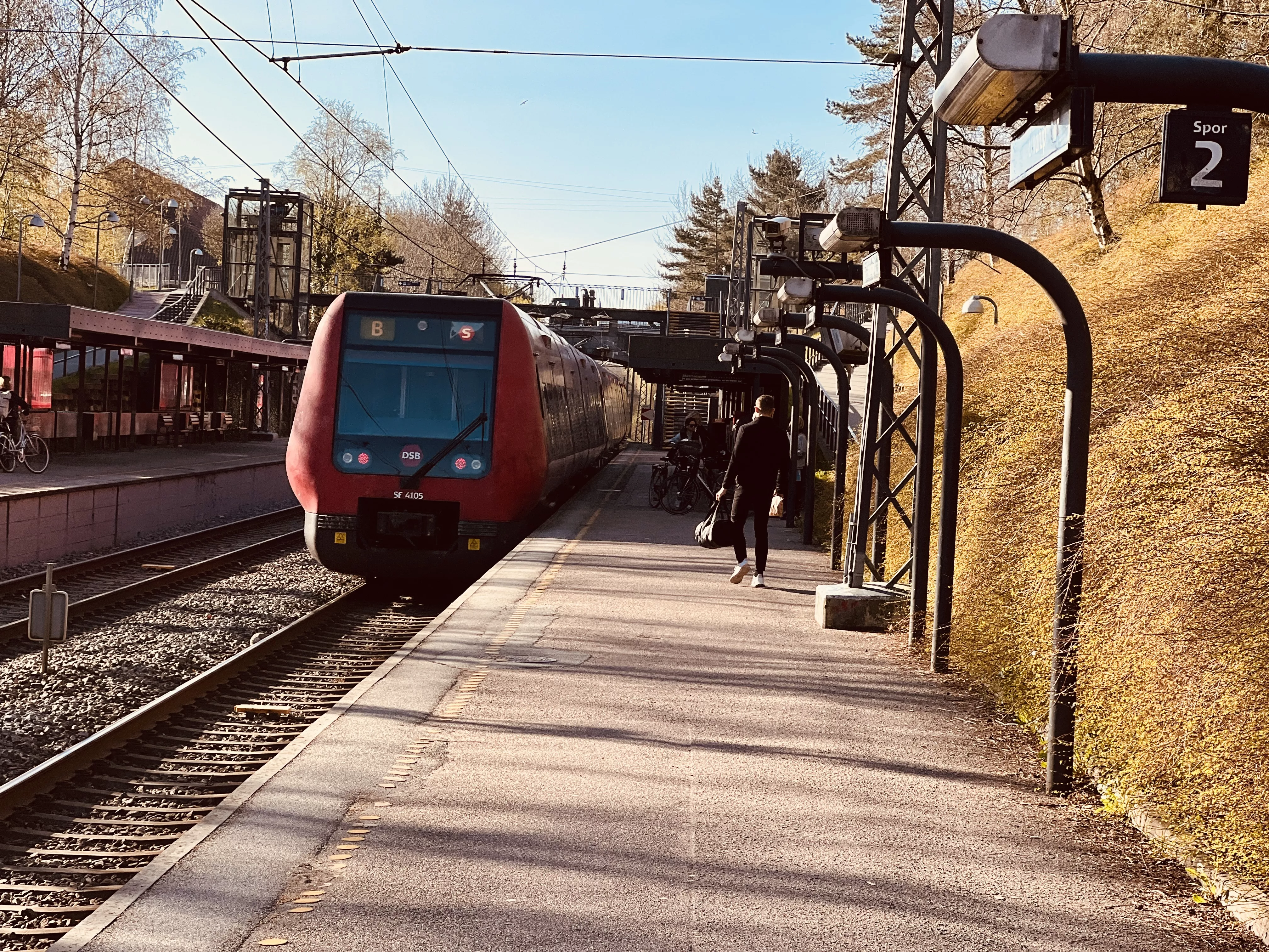 Billede af tog ud for Emdrup S-togstrinbræt.