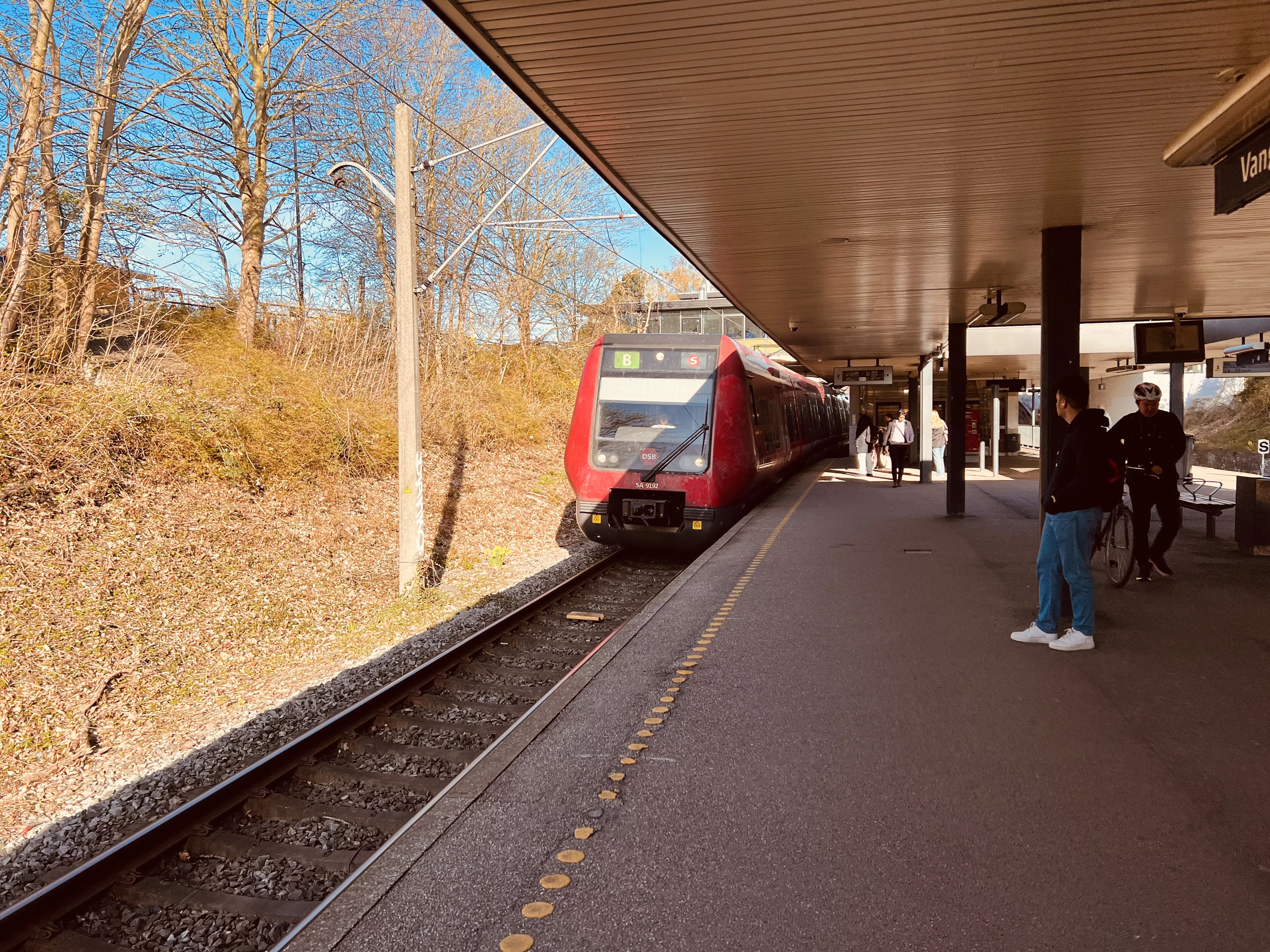Billede af tog ud for Vangede Station.