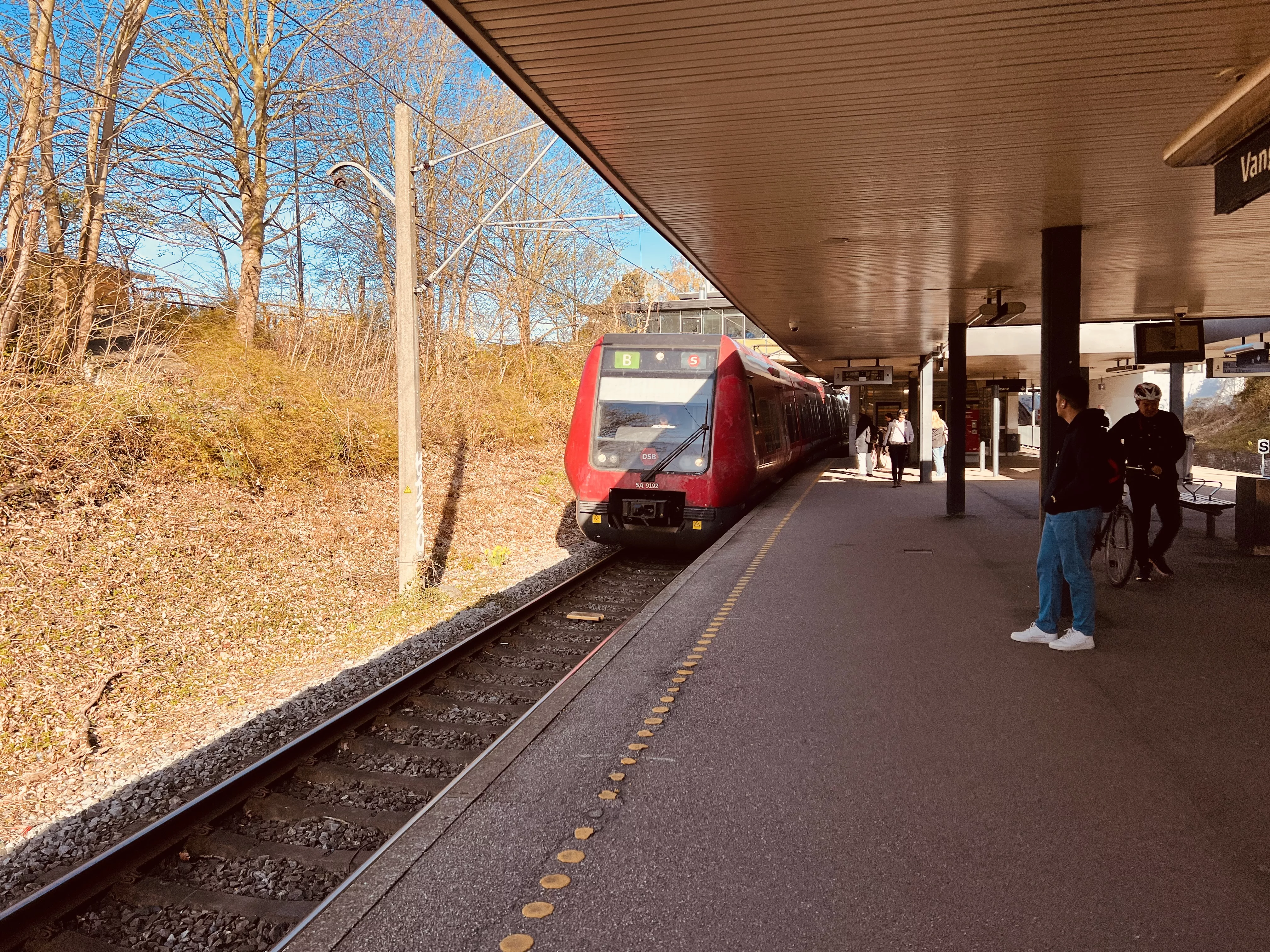 Billede af tog ud for Vangede S-togstrinbræt. Billede af tog ud for Vangede S-togstrinbræt.
