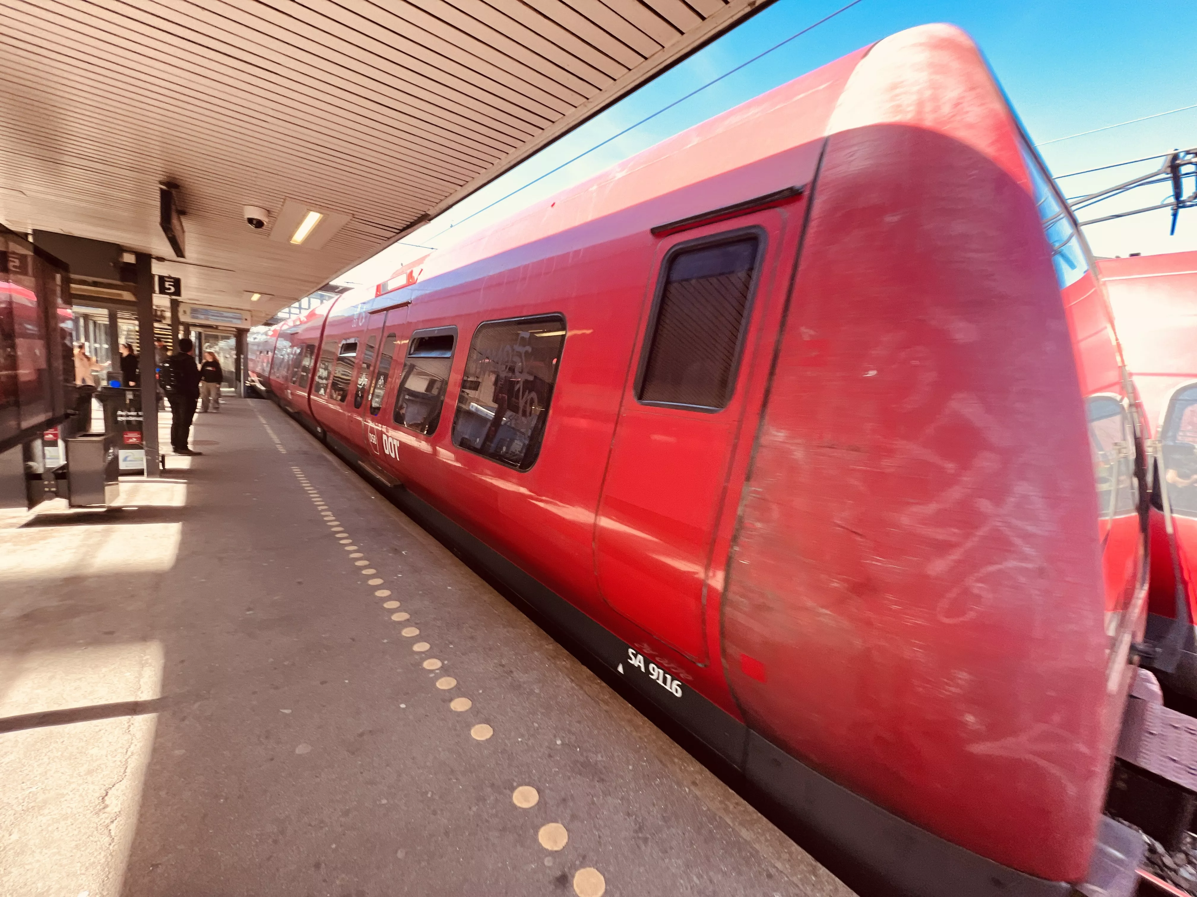 Billede af tog ud for Svanemøllen S-togsstation. Billede af tog ud for Svanemøllen S-togsstation.