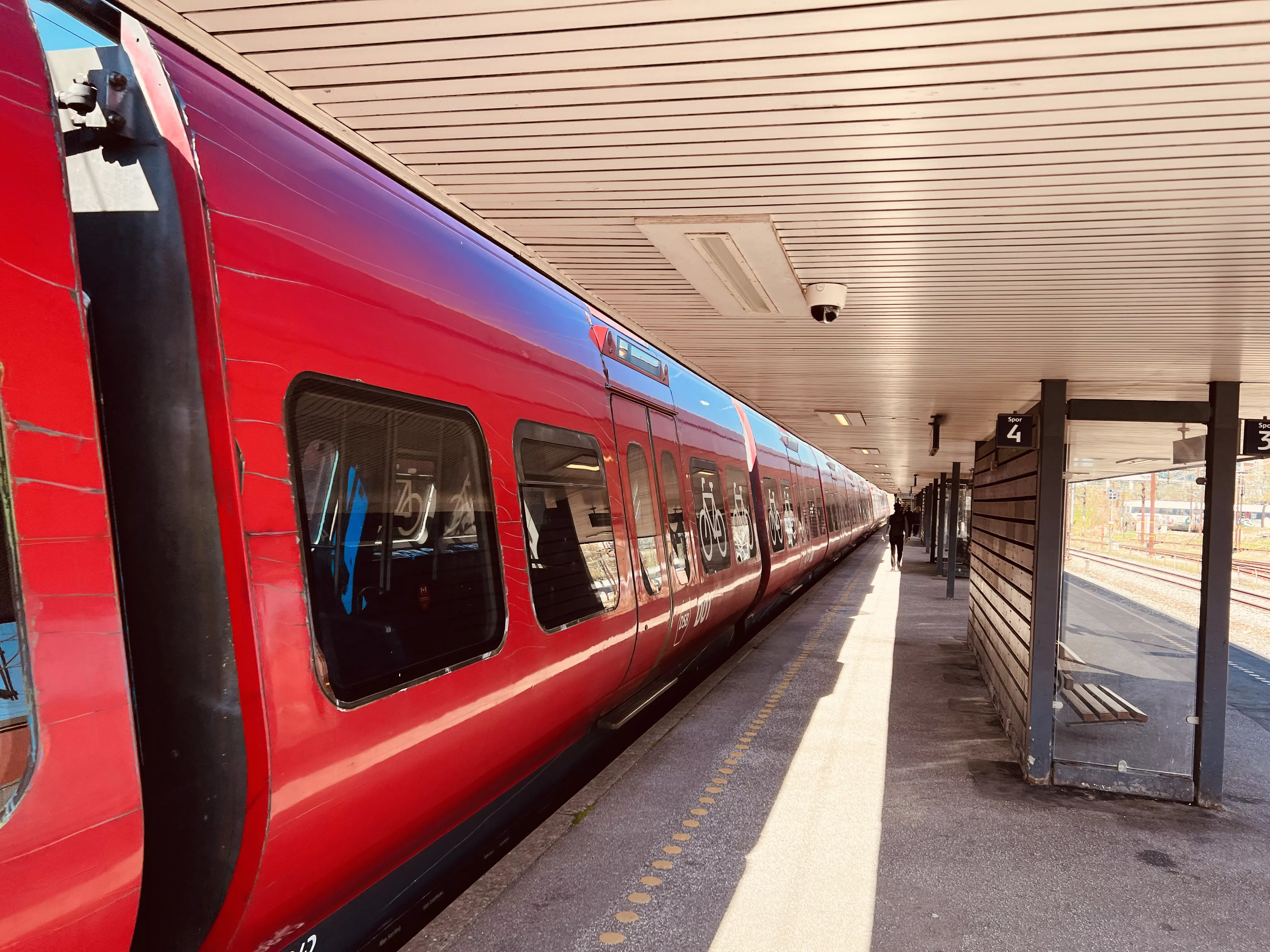 Billede af tog ud for Svanemøllen S-togsstation. Billede af tog ud for Svanemøllen S-togsstation.