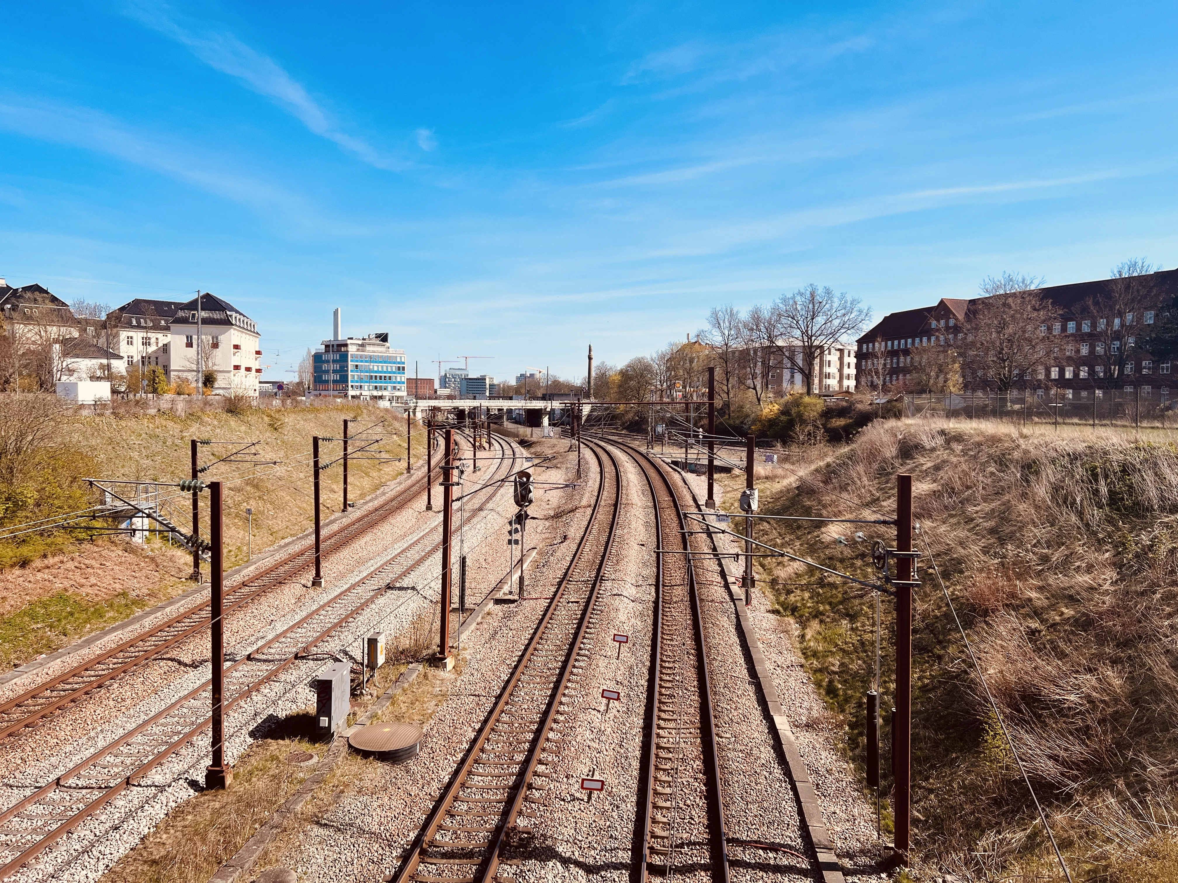 Billede af Svanemøllen S-togsstations ind og udkørsel. Billede af Svanemøllen S-togsstations ind og udkørsel.