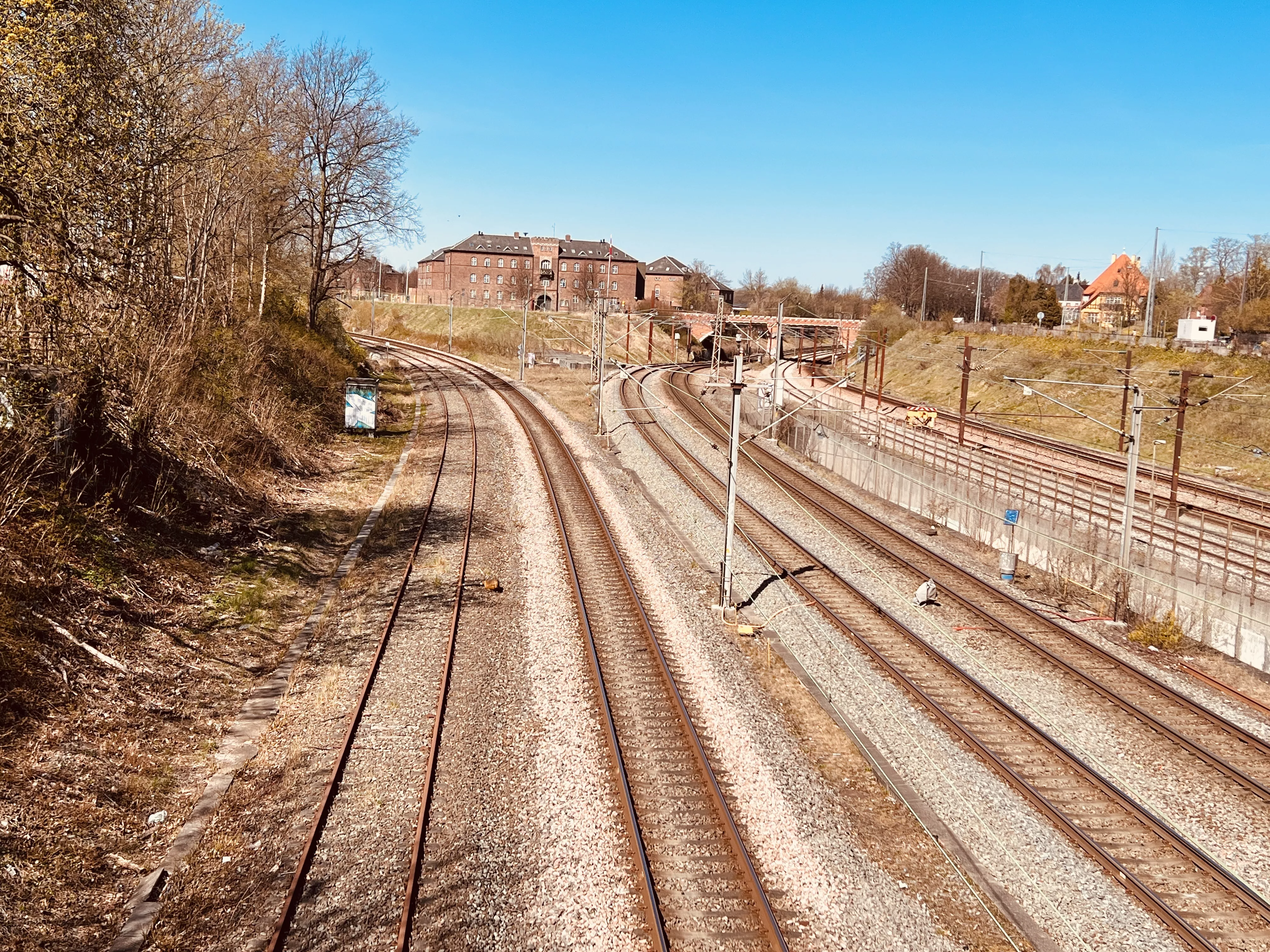 Billede af Svanemøllen S-togsstations ind og udkørsel. Billede af Svanemøllen S-togsstations ind og udkørsel.