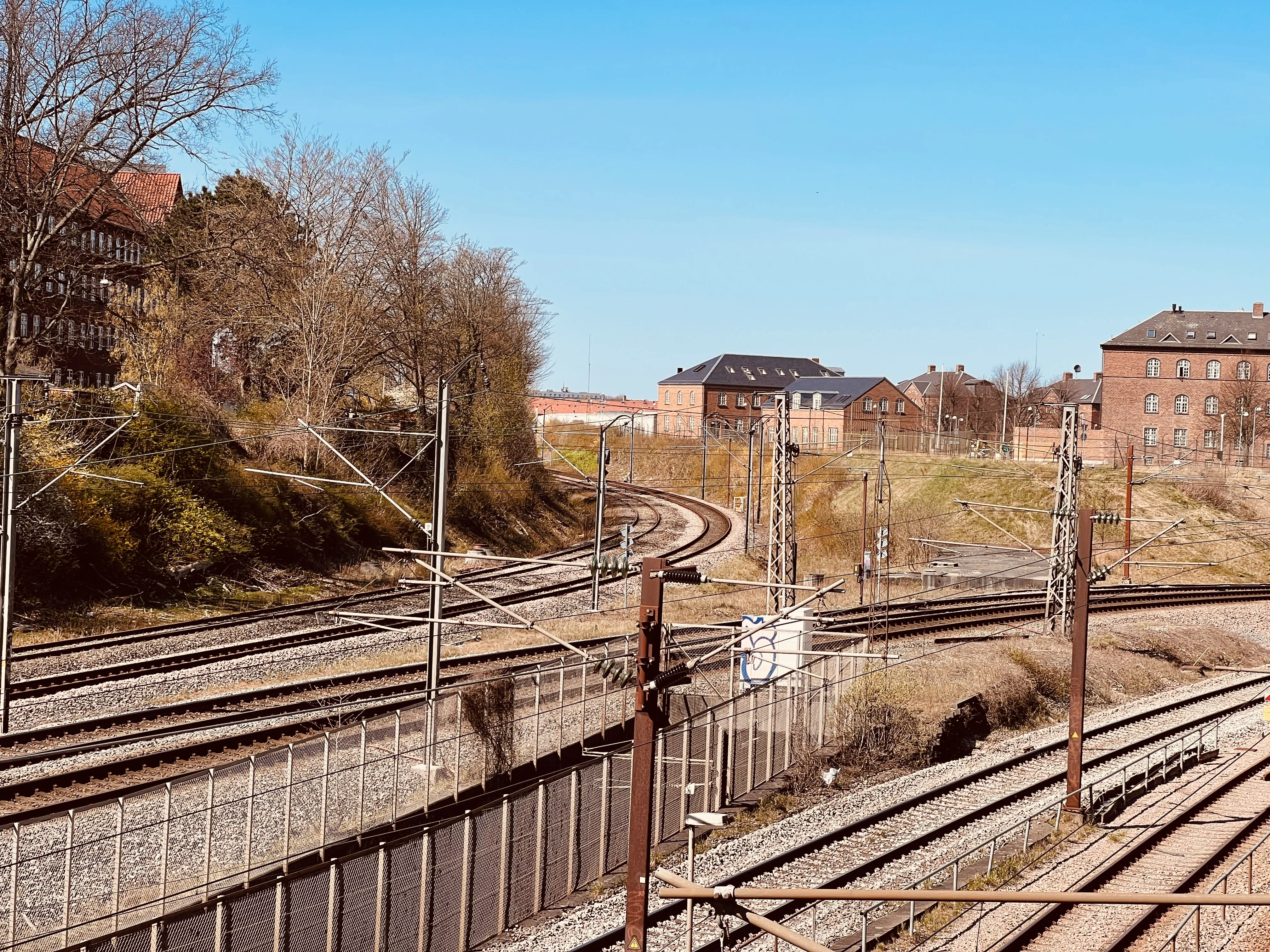 Billede af Svanemøllen S-togsstations ind og udkørsel. Billede af Svanemøllen S-togsstations ind og udkørsel.