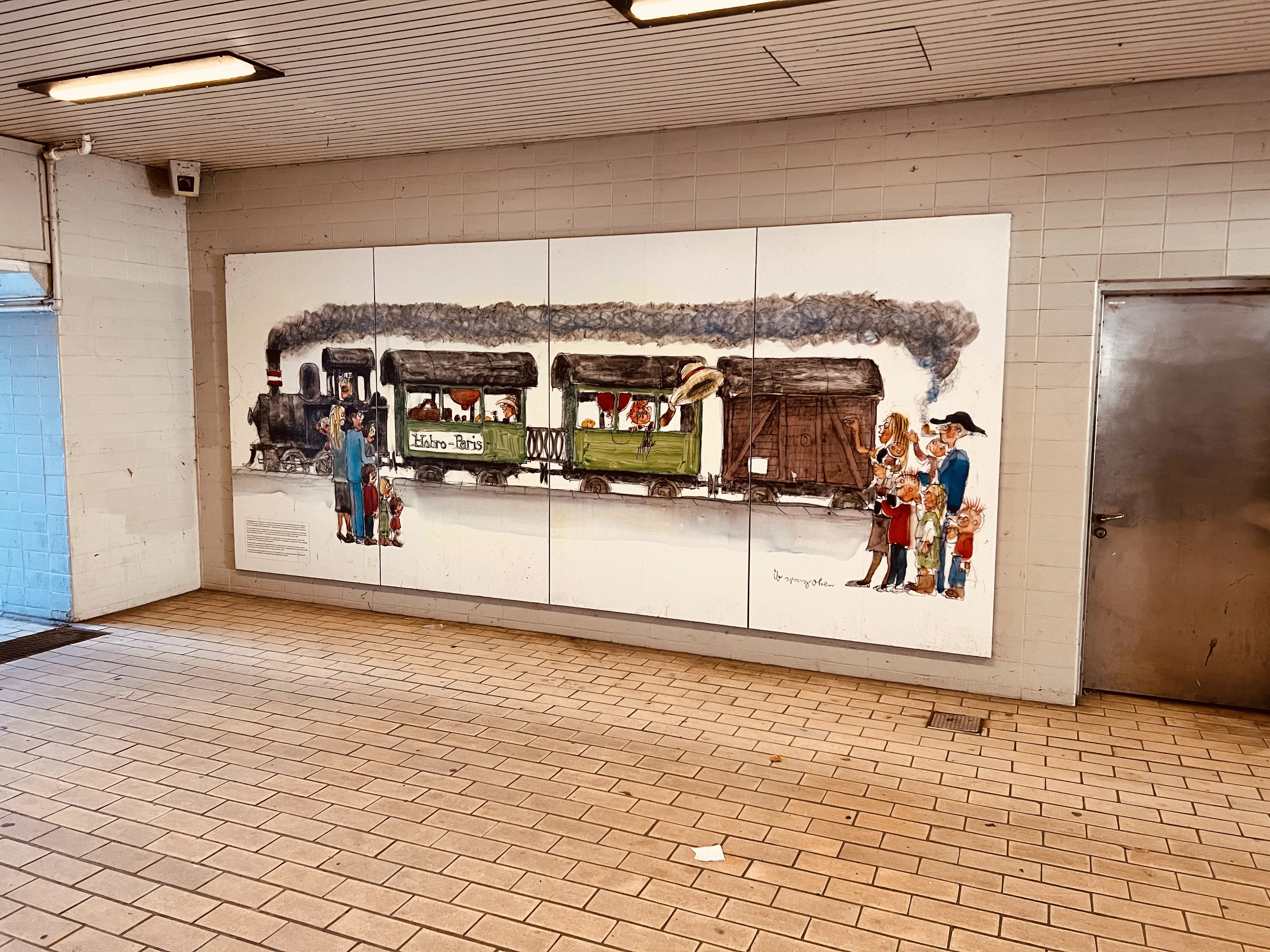 Billede af Kildebakke S-togstrinbræt, som er udsmykket med Ib Spang Olsen. Billede af Kildebakke S-togstrinbræt, som er udsmykket med Ib Spang Olsen.