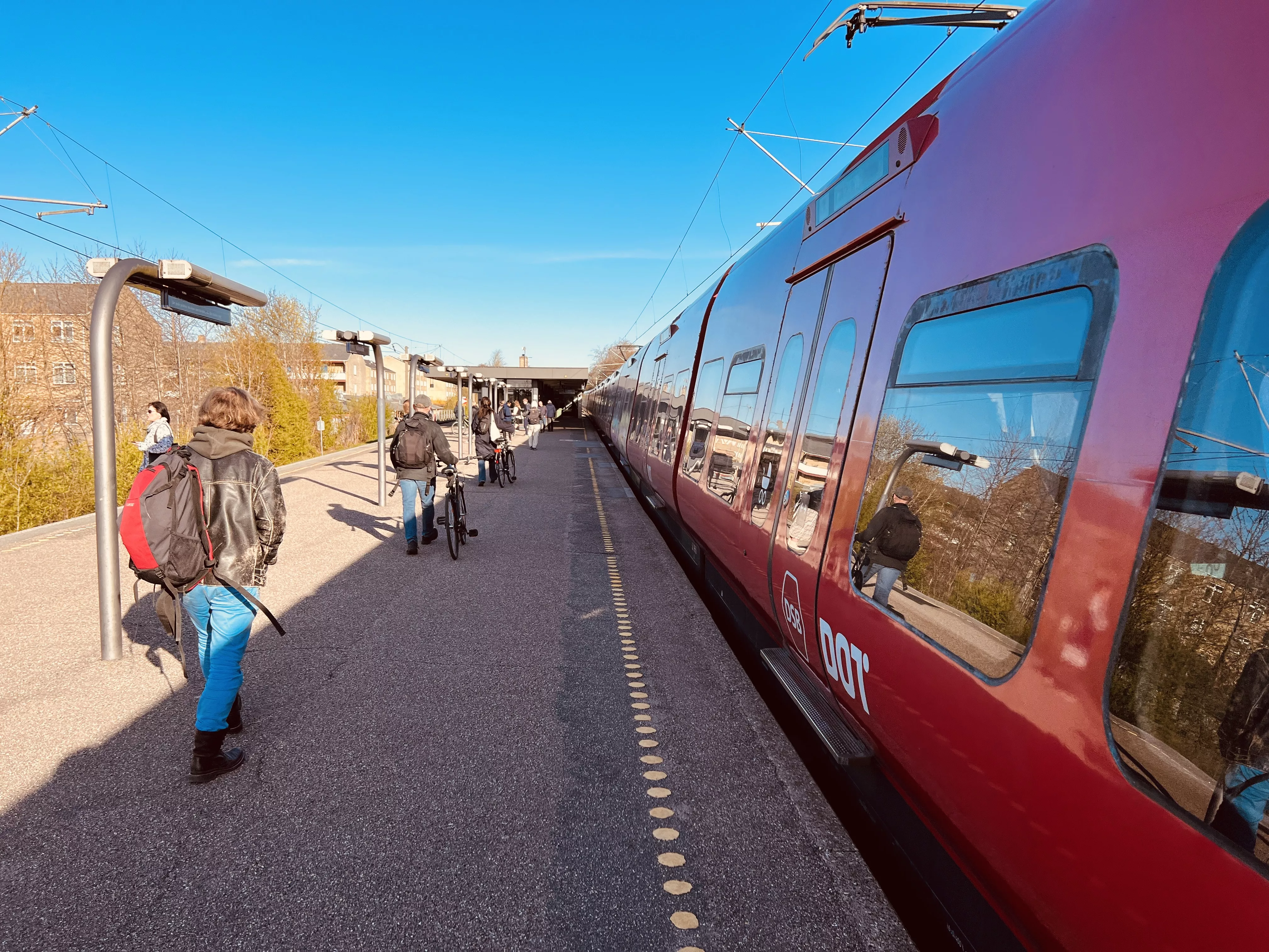 Billede af tog ud for Kildebakke S-togstrinbræt. Billede af tog ud for Kildebakke S-togstrinbræt.