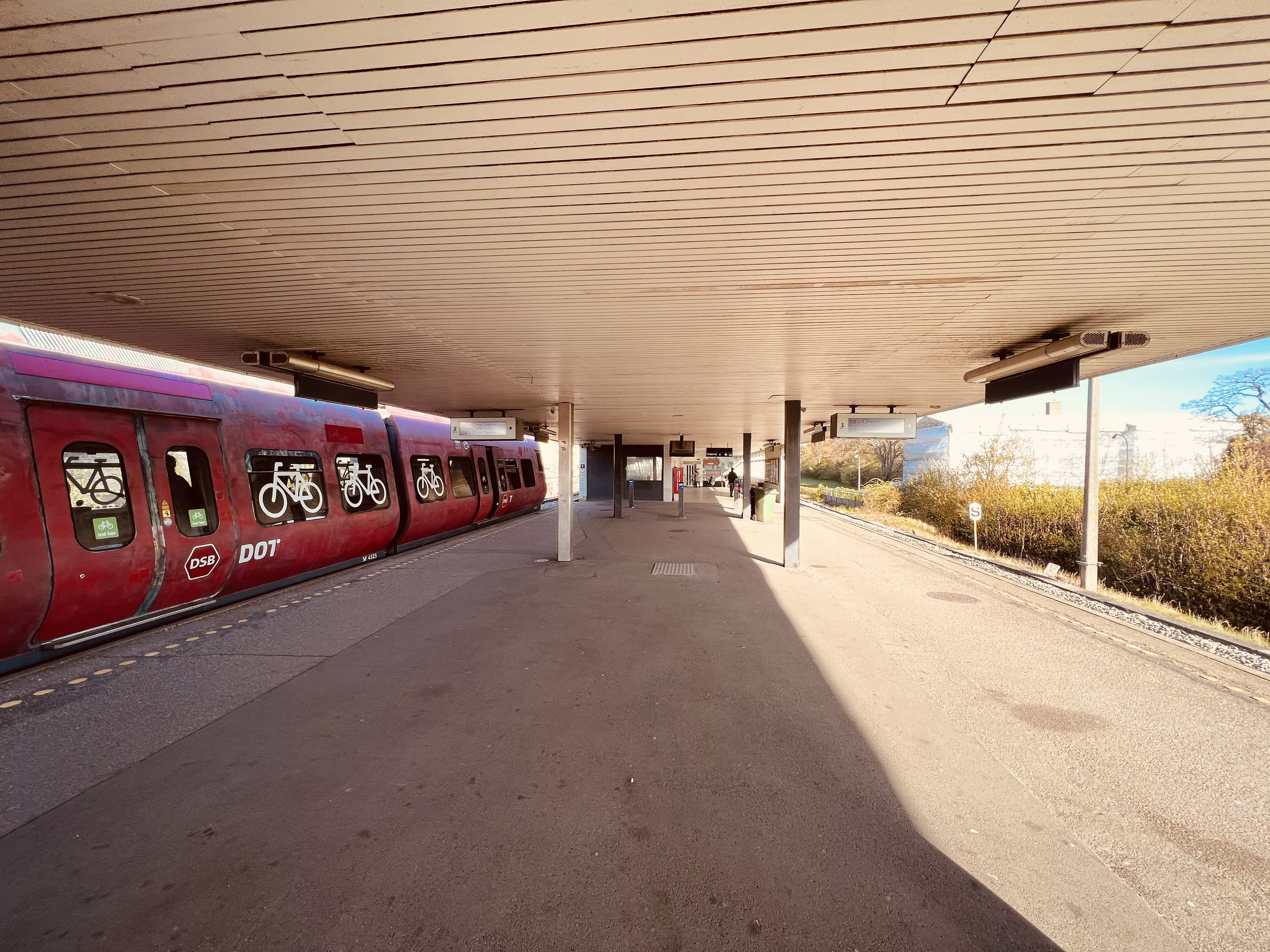 Billede af tog ud for Kildebakke S-togstrinbræt. Billede af tog ud for Kildebakke S-togstrinbræt.