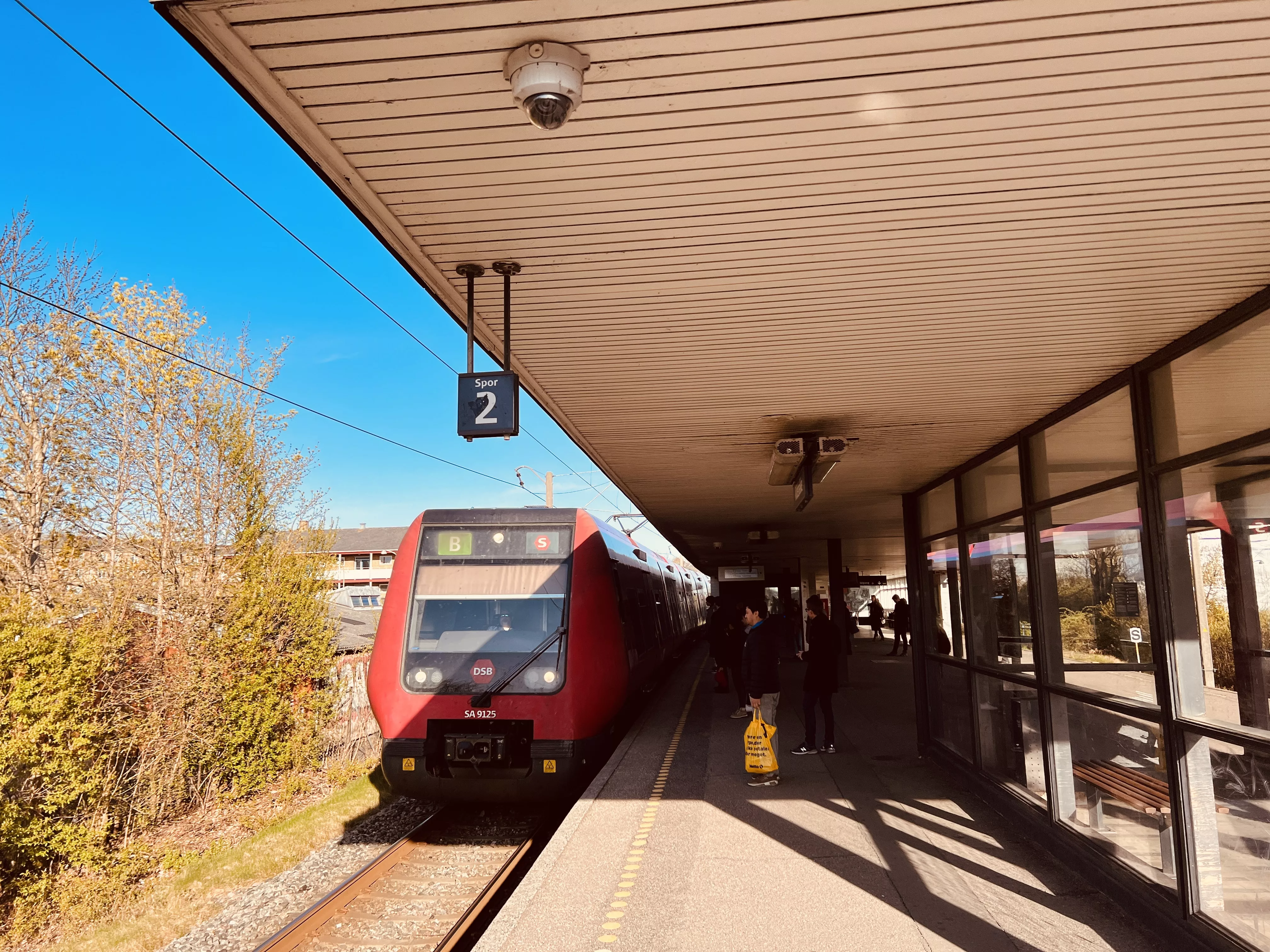 Billede af tog ud for Kildebakke S-togstrinbræt. Billede af tog ud for Kildebakke S-togstrinbræt.