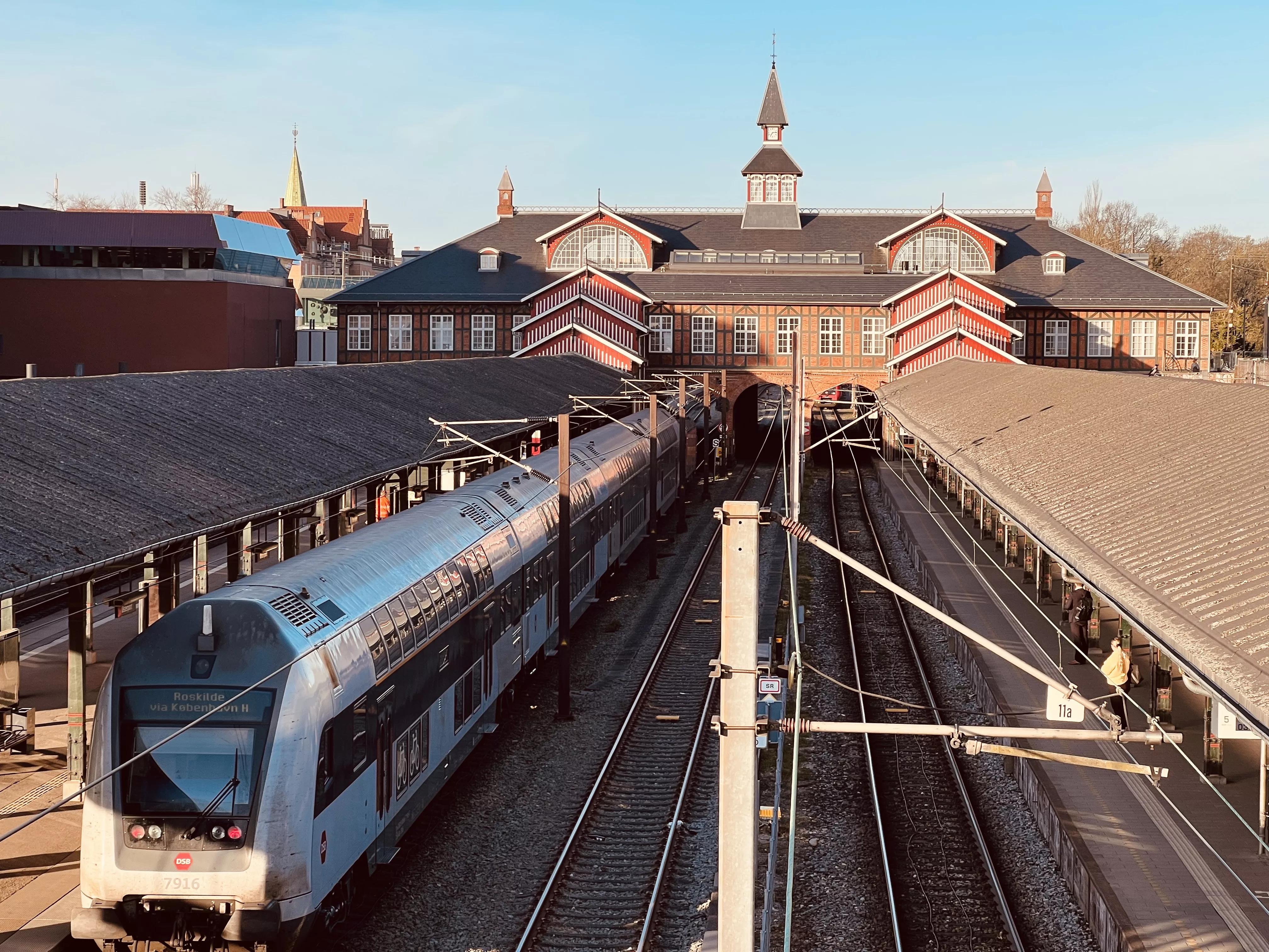 Billede af tog ud for Østerport Station.