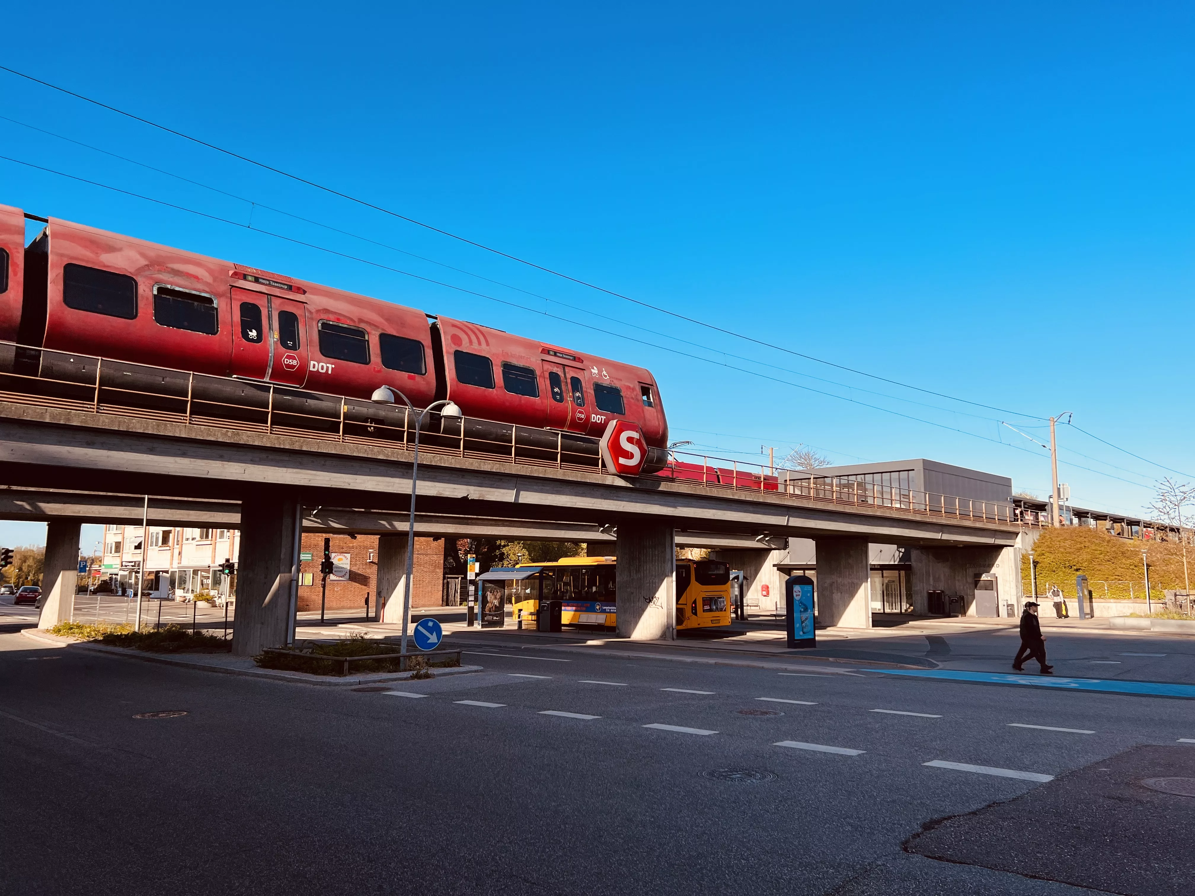 Billede af tog ud for Bagsværd S-togstrinbræt. Billede af tog ud for Bagsværd S-togstrinbræt.