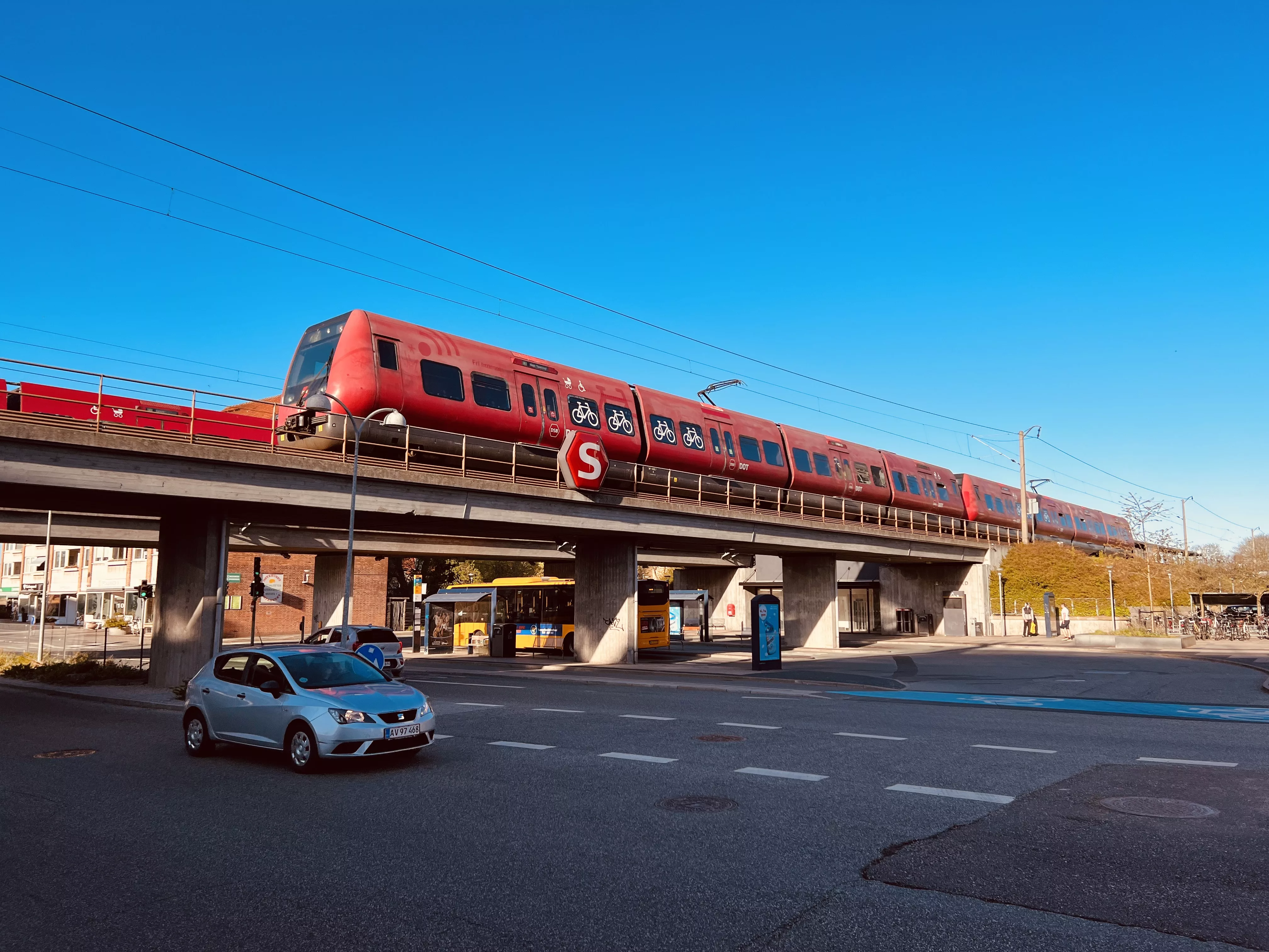 Billede af tog ud for Bagsværd S-togstrinbræt.