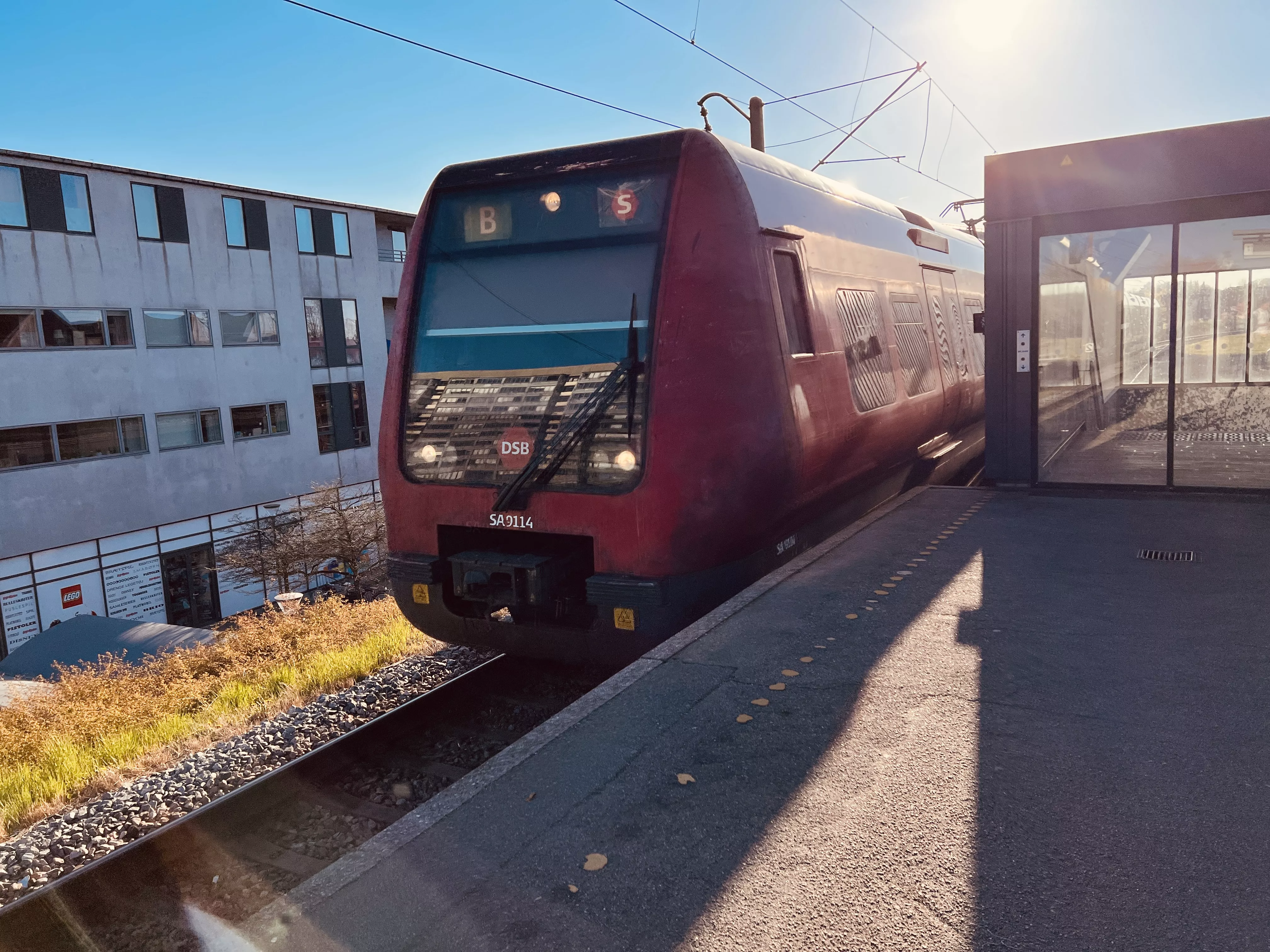 Billede af tog ud for Bagsværd S-togstrinbræt.