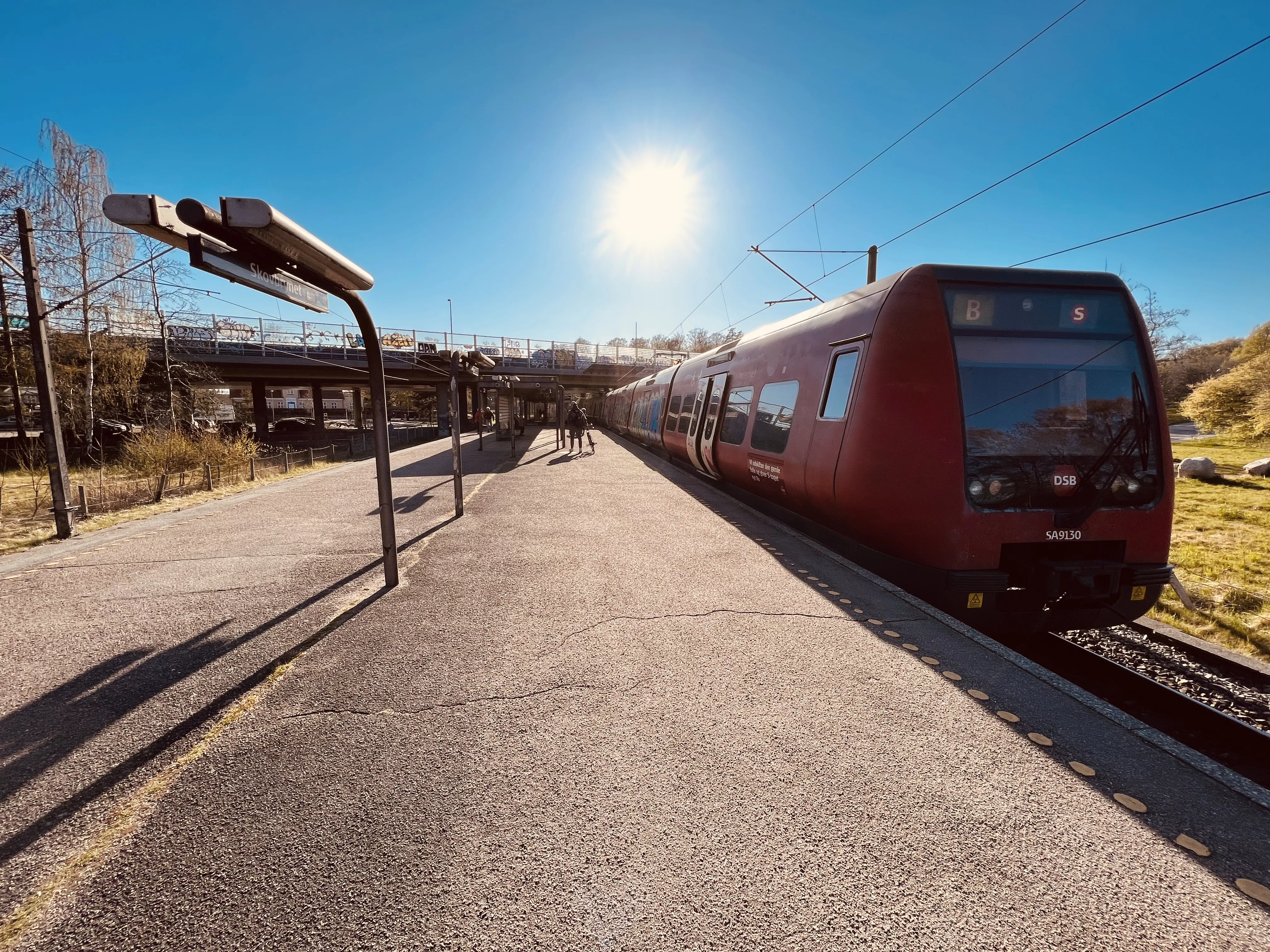 Billede af tog ud for Skovbrynet S-togstrinbræt. Billede af tog ud for Skovbrynet S-togstrinbræt.