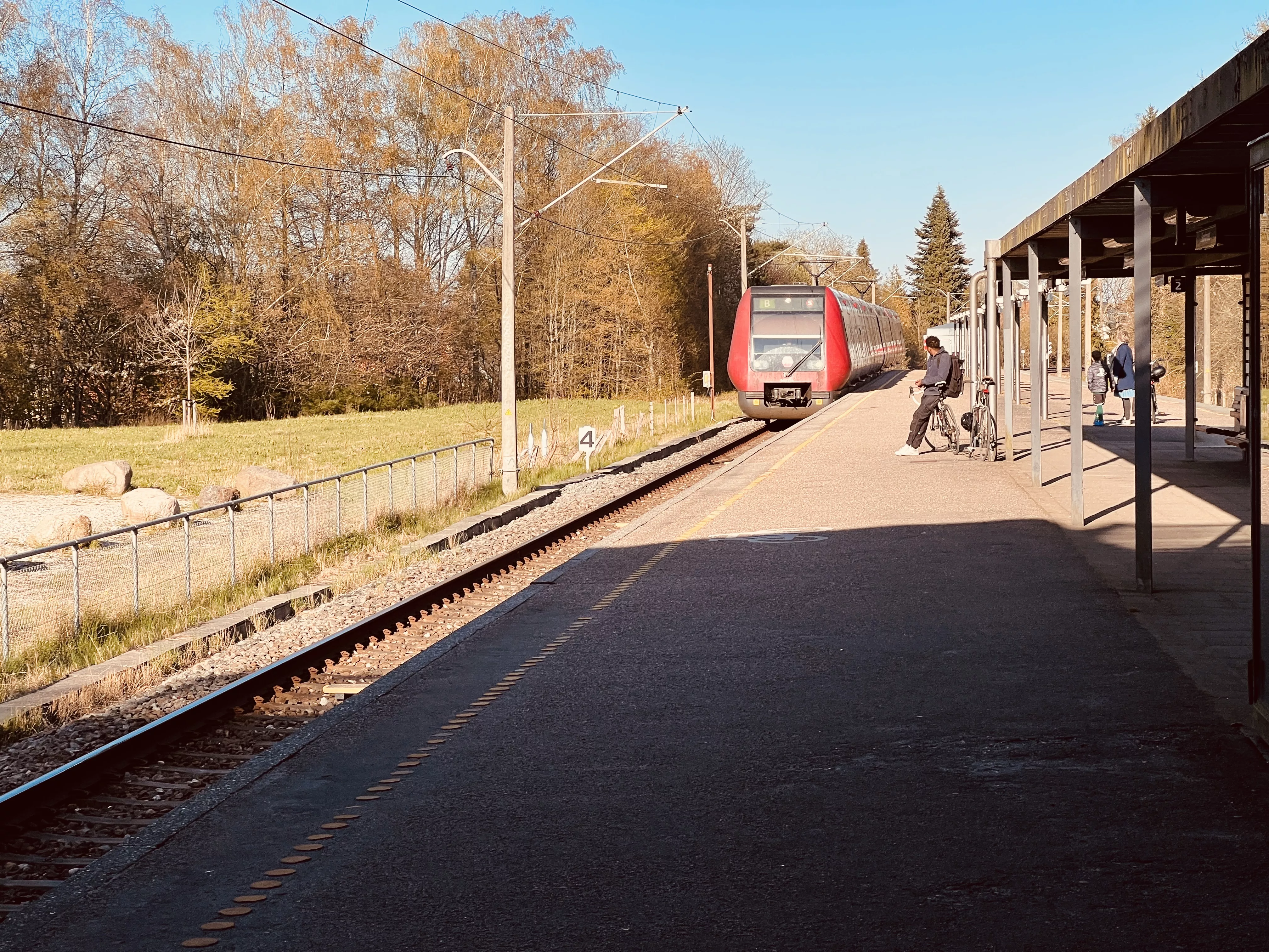 Billede af tog ud for Skovbrynet S-togstrinbræt. Billede af tog ud for Skovbrynet S-togstrinbræt.