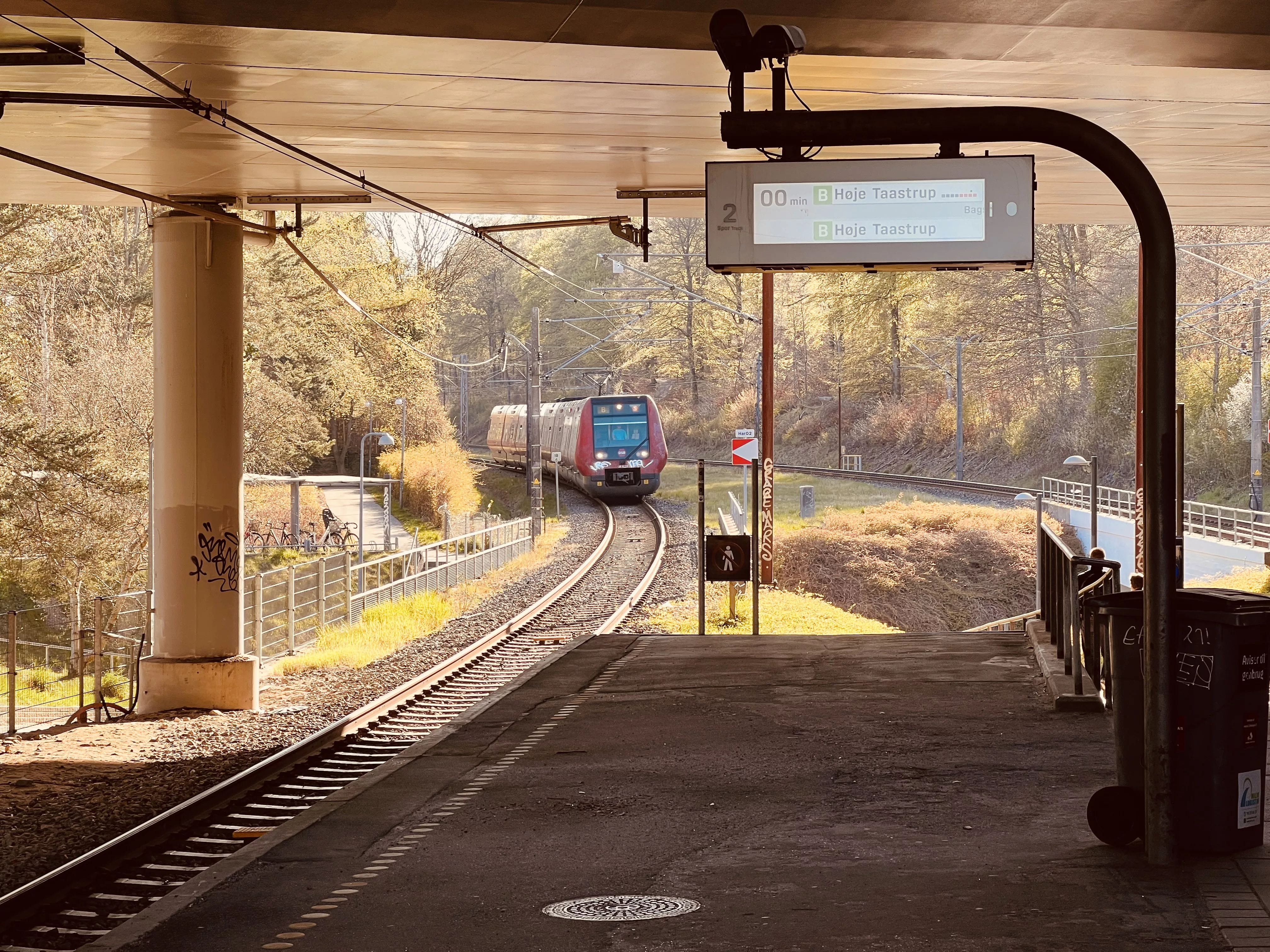 Billede af tog ud for Skovbrynet S-togstrinbræt. Billede af tog ud for Skovbrynet S-togstrinbræt.