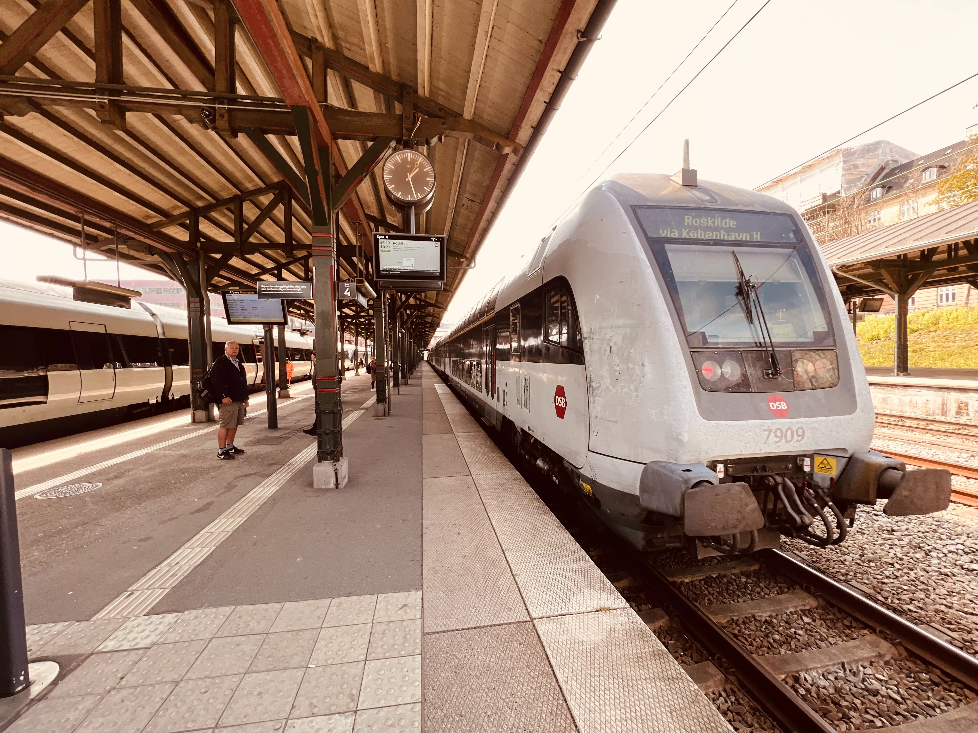 Billede af tog ud for Østerport Station. Billede af tog ud for Østerport Station.