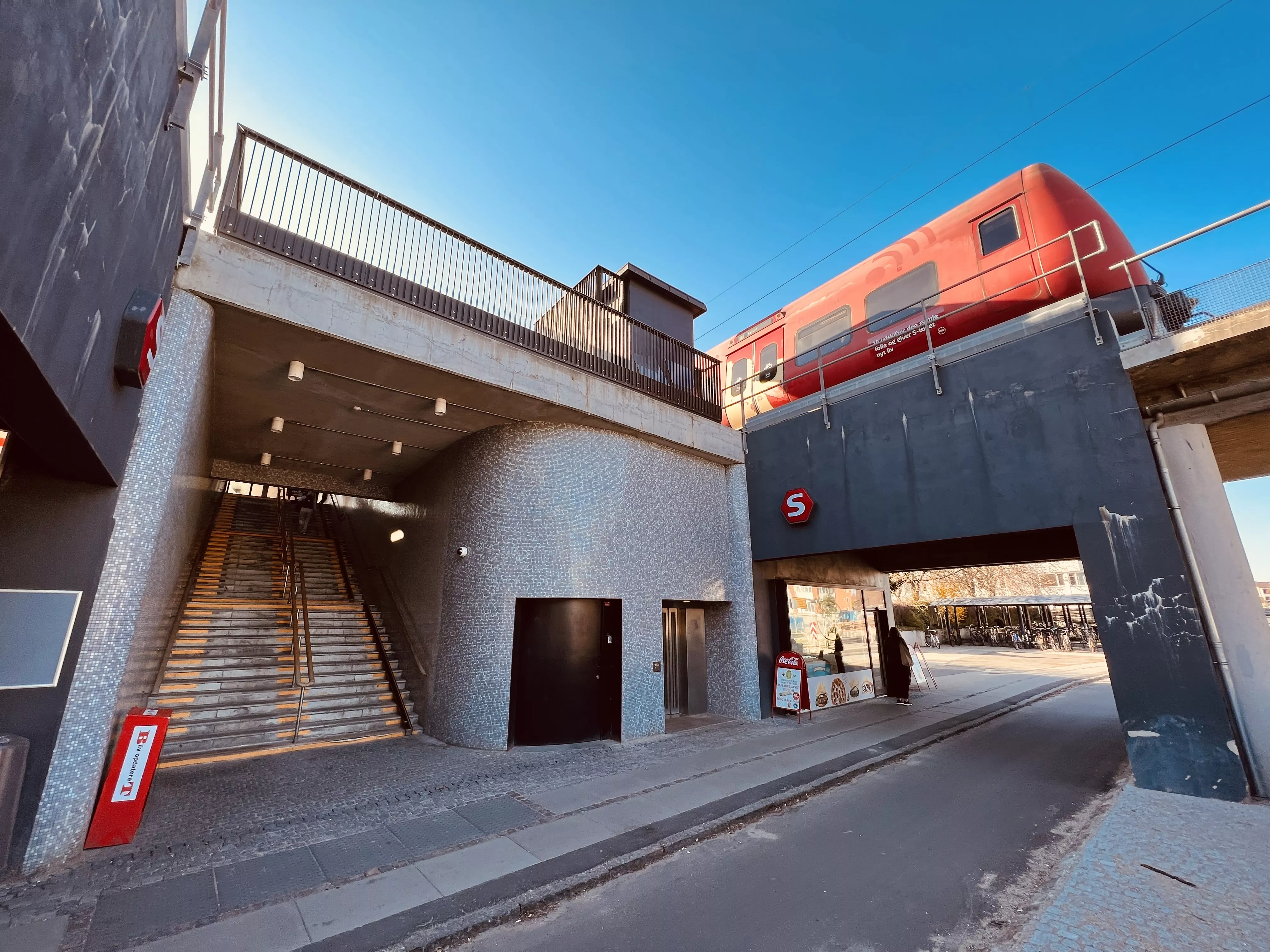 Billede af tog ud for Buddinge S-togstrinbræt. Billede af tog ud for Buddinge S-togstrinbræt.
