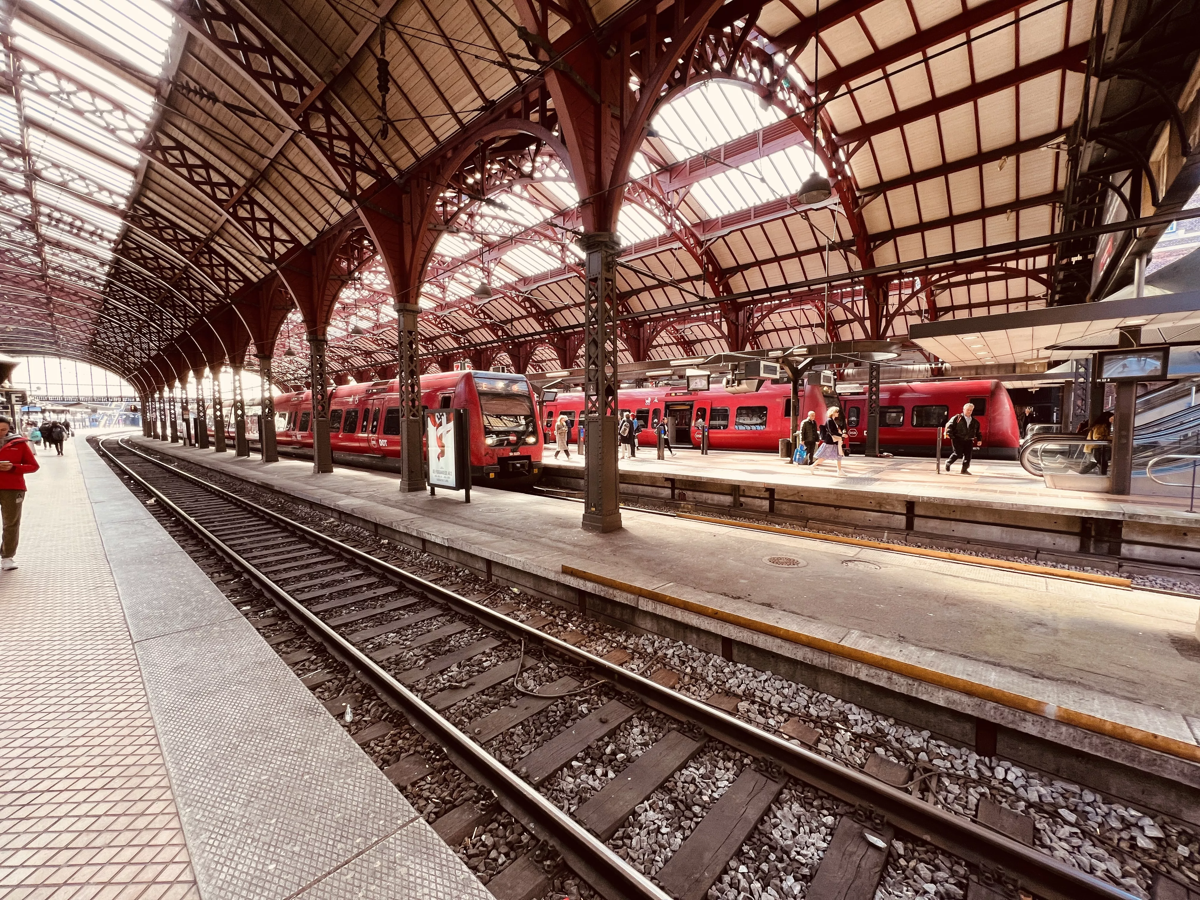 Billede af tog ud for København Hovedbanegård. Billede af tog ud for København Hovedbanegård.