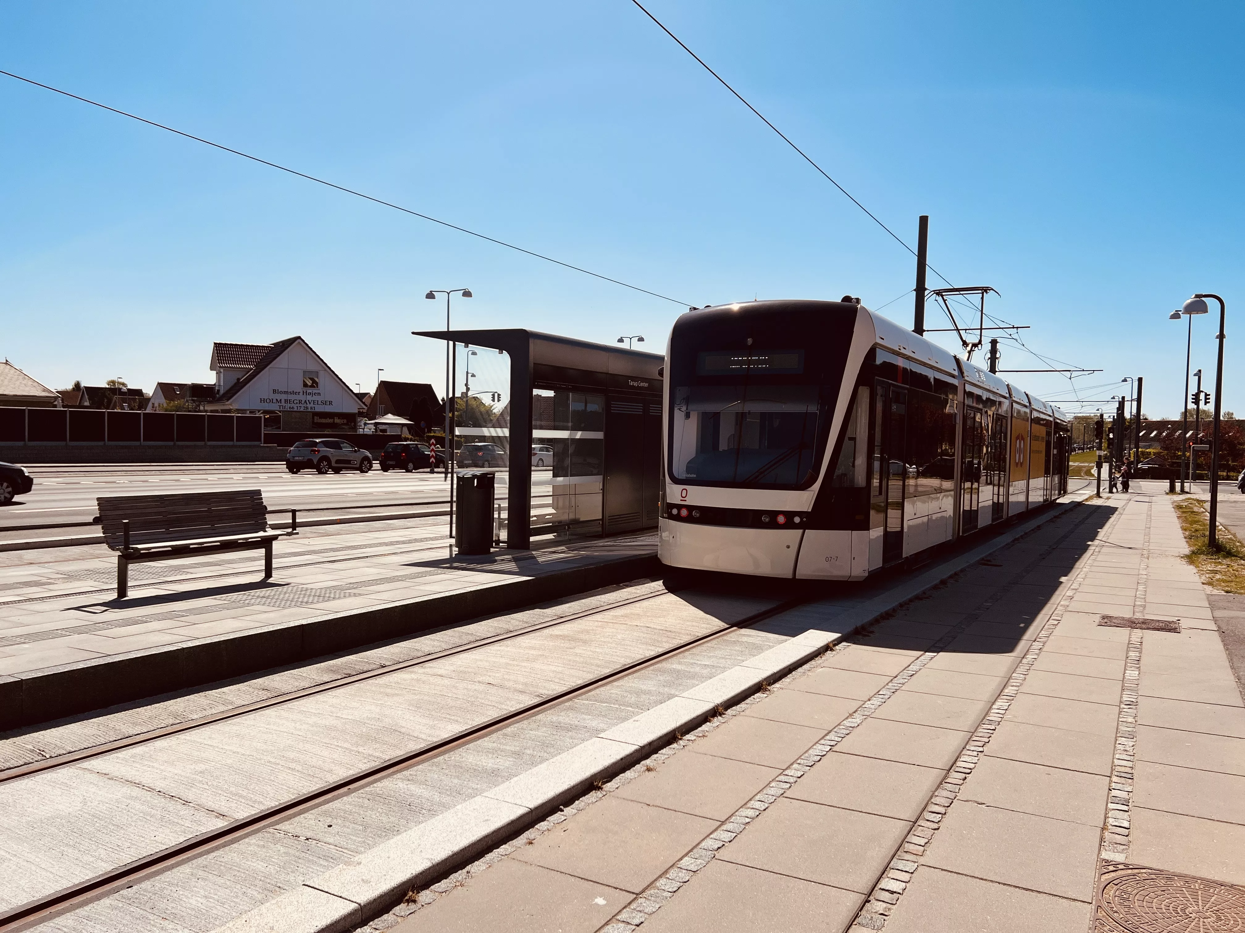 Billede af Odense Letbane togsæt 07 fotograferet ud for Tarup Center Letbanestation. Billede af Odense Letbane togsæt 07 fotograferet ud for Tarup Center Letbanestation.