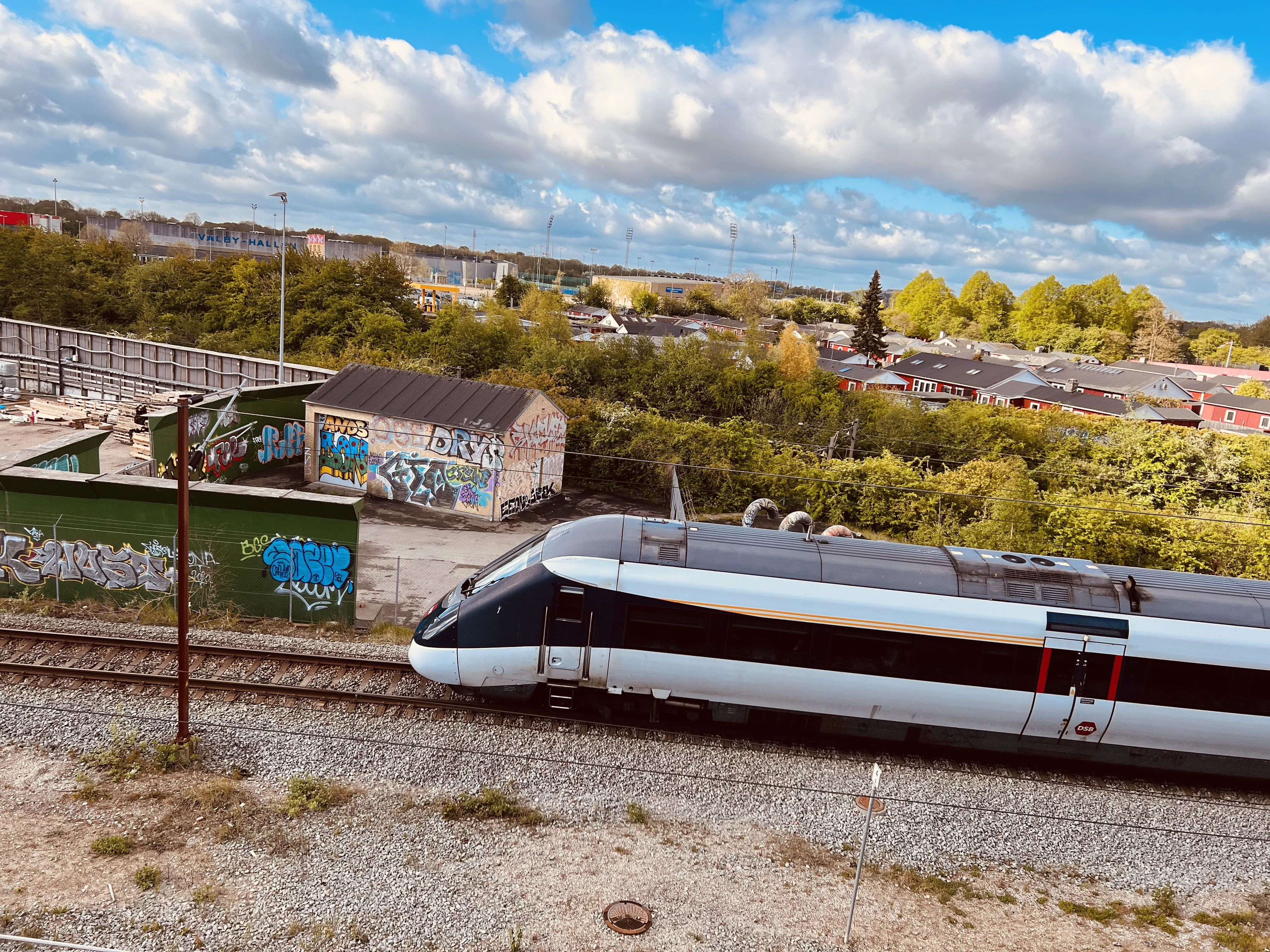 Billede af tog ud for København Syd Trinbræt. Billede af tog ud for København Syd Trinbræt.
