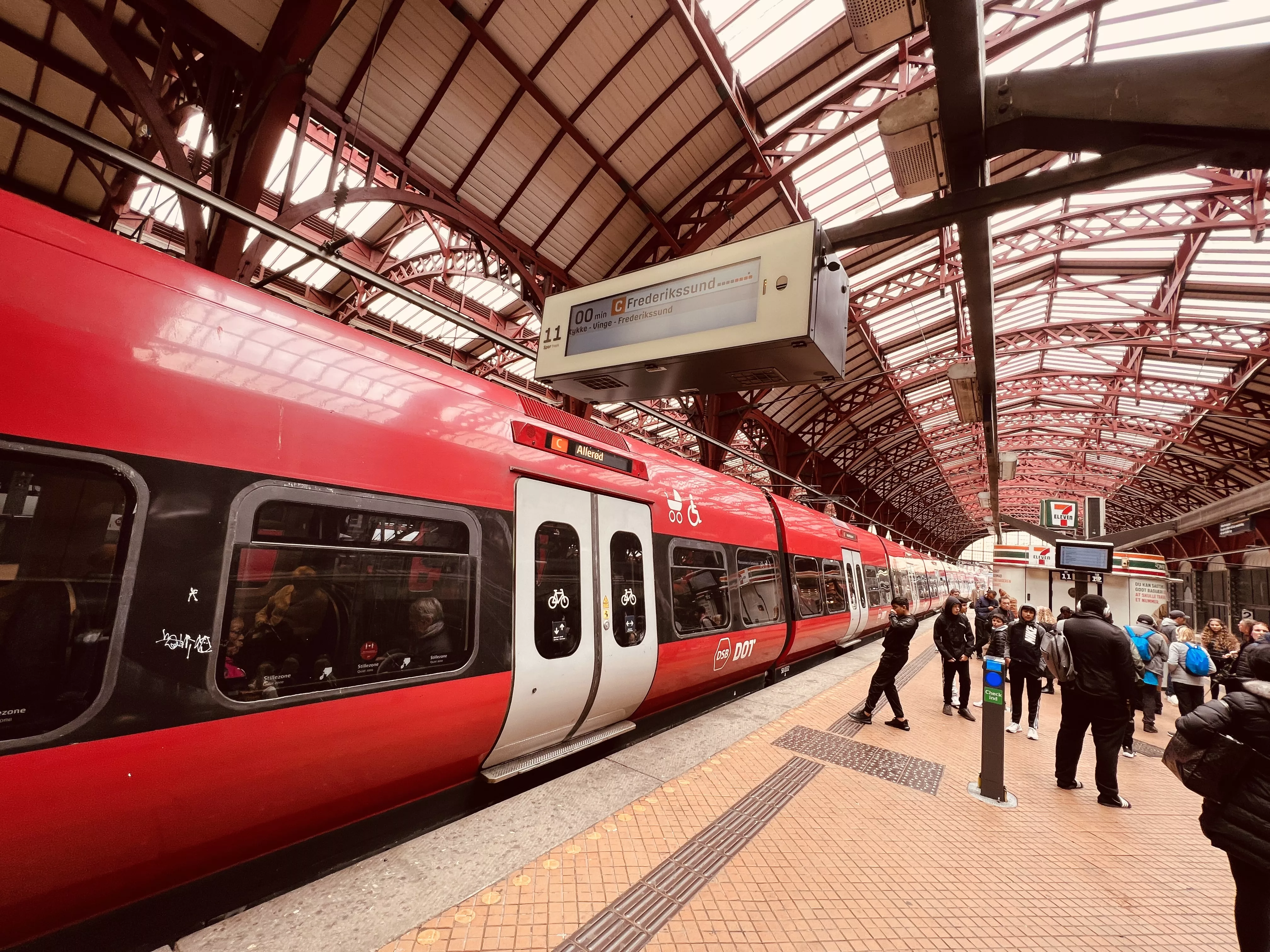 Billede af tog ud for København Hovedbanegård. Billede af tog ud for København Hovedbanegård.