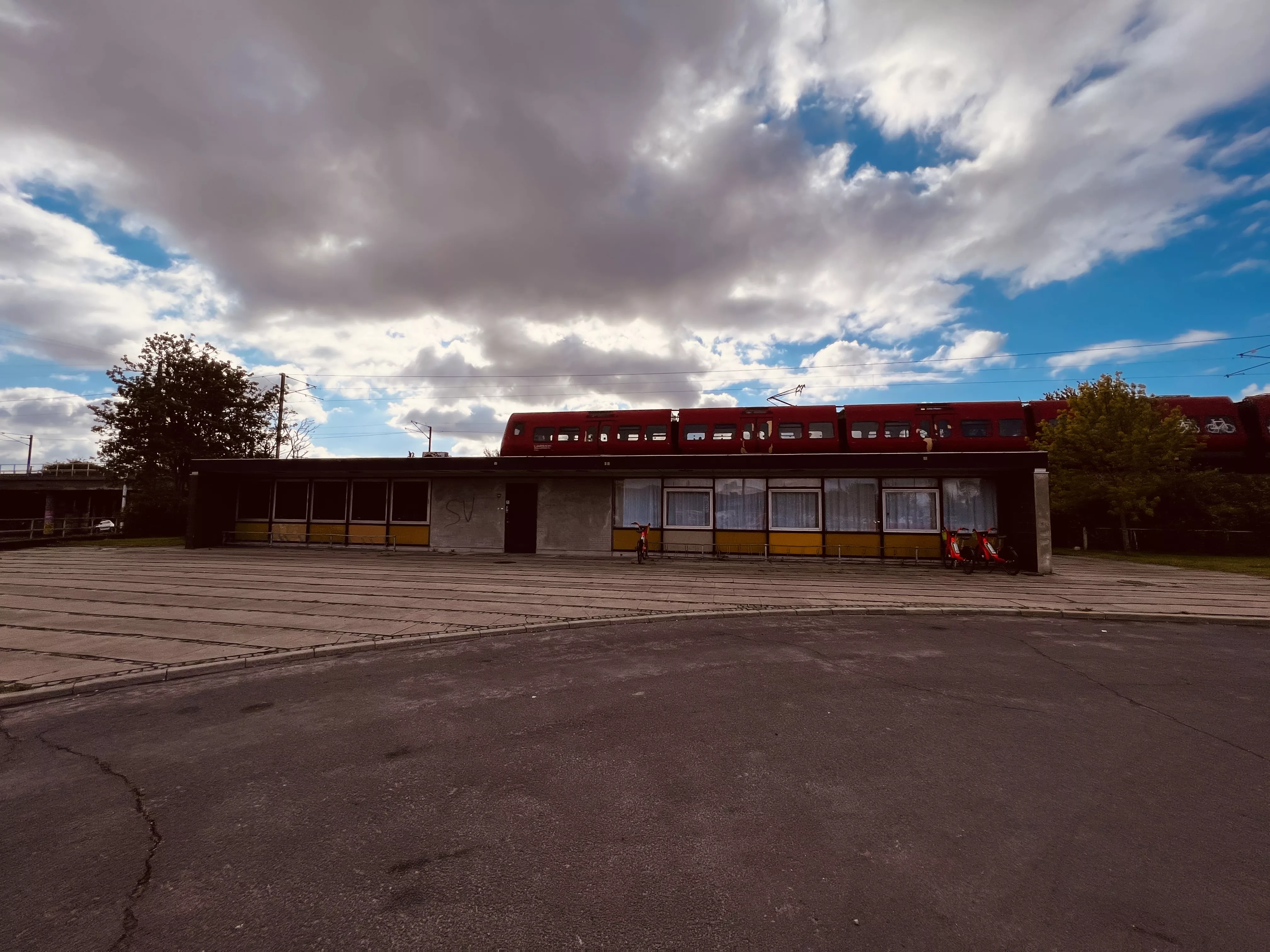 Billede af tog ud for Ellebjerg Station.