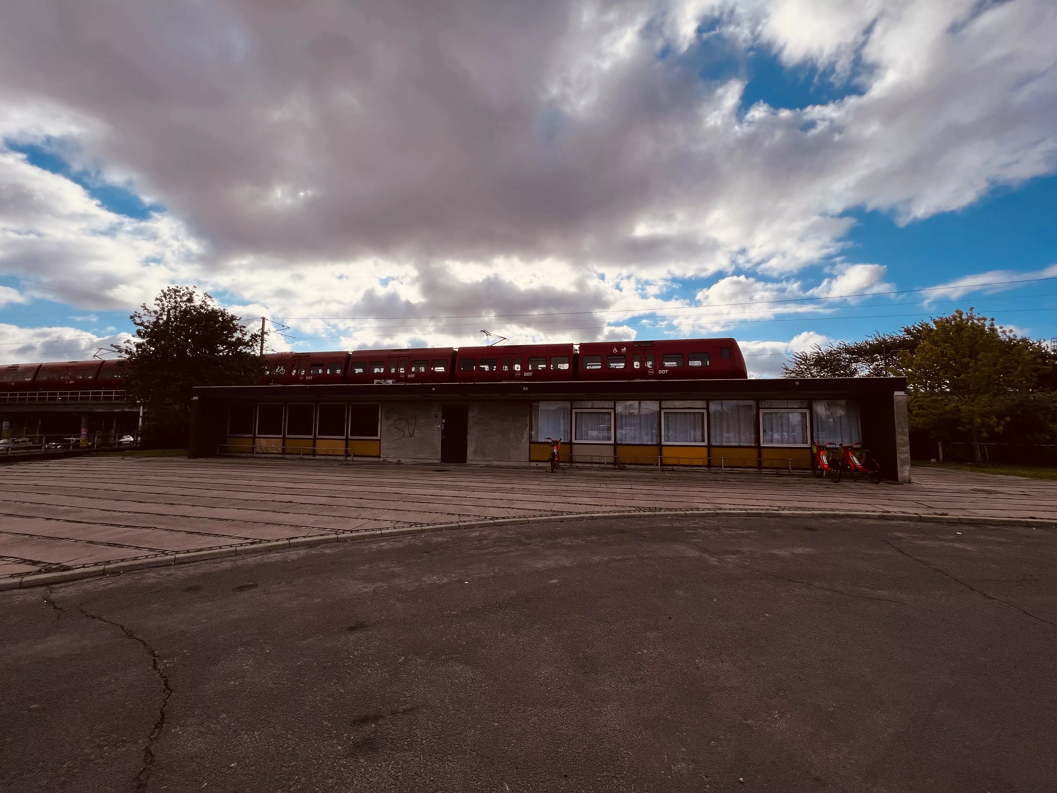 Billede af tog ud for Ellebjerg Station.