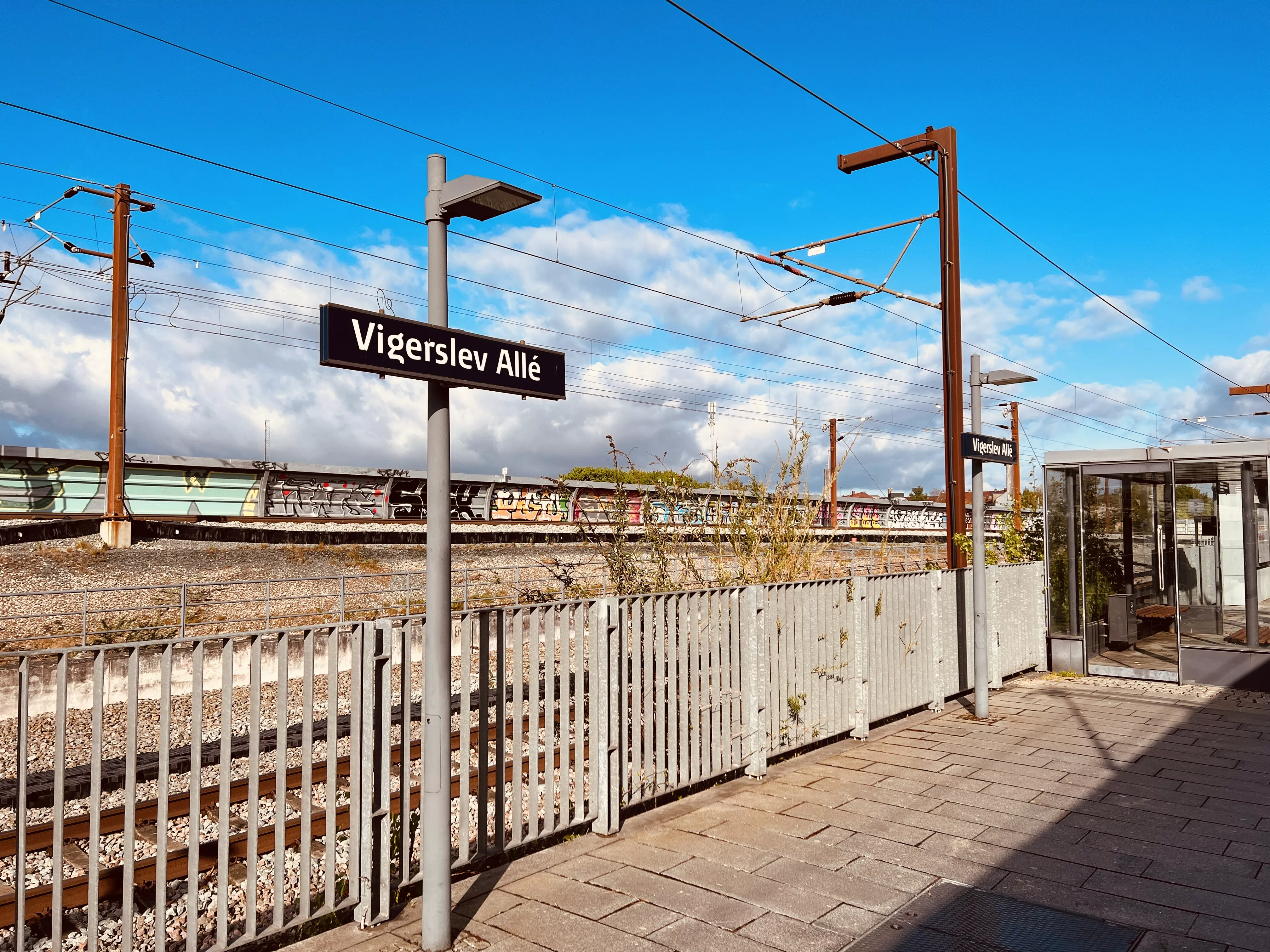 Billede af Vigerslev Allé S-togstrinbræt. Billede af Vigerslev Allé S-togstrinbræt.